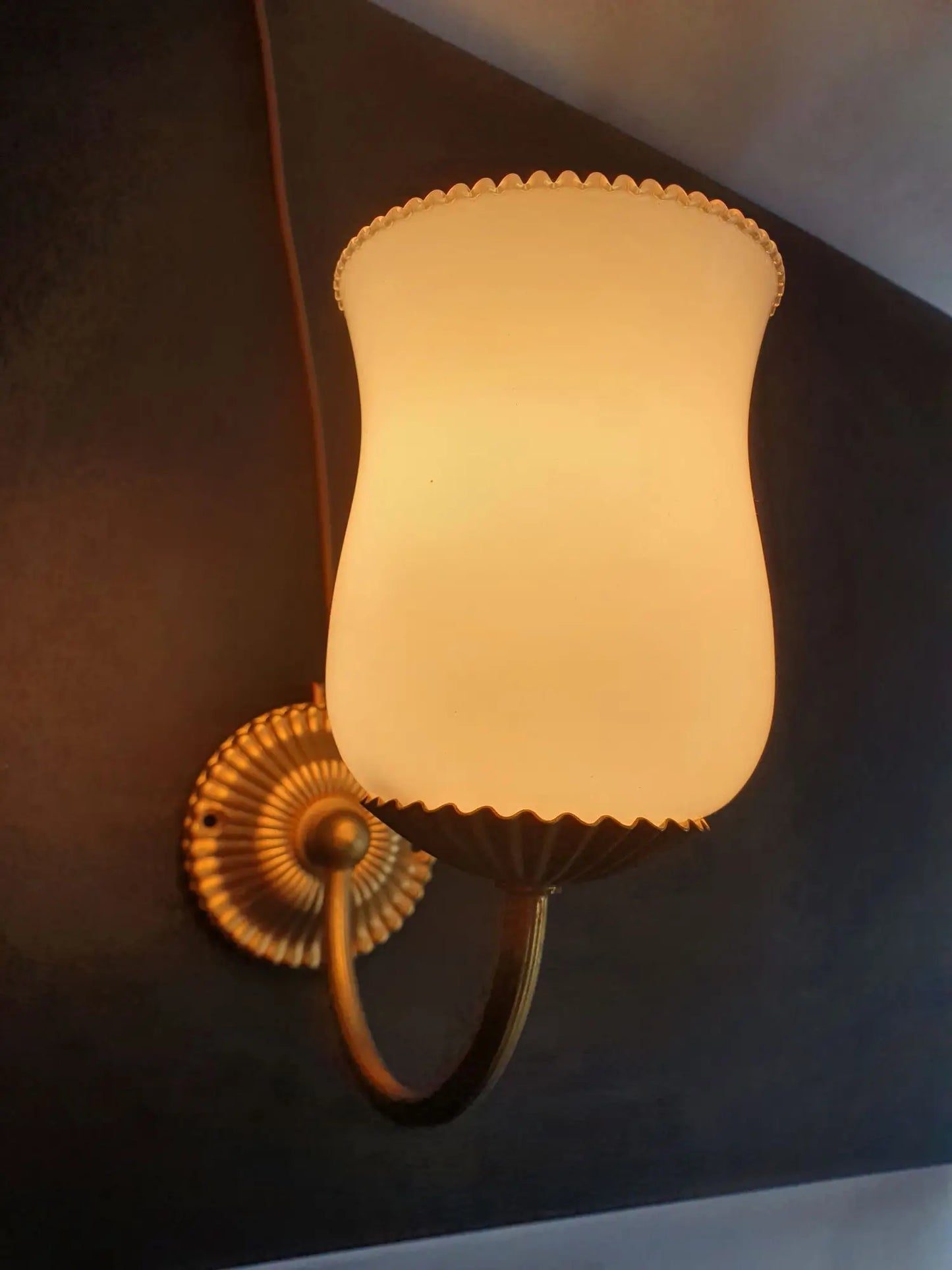 paire-appliques-murales-dorees-globes-opalines-vintage-allumee-2