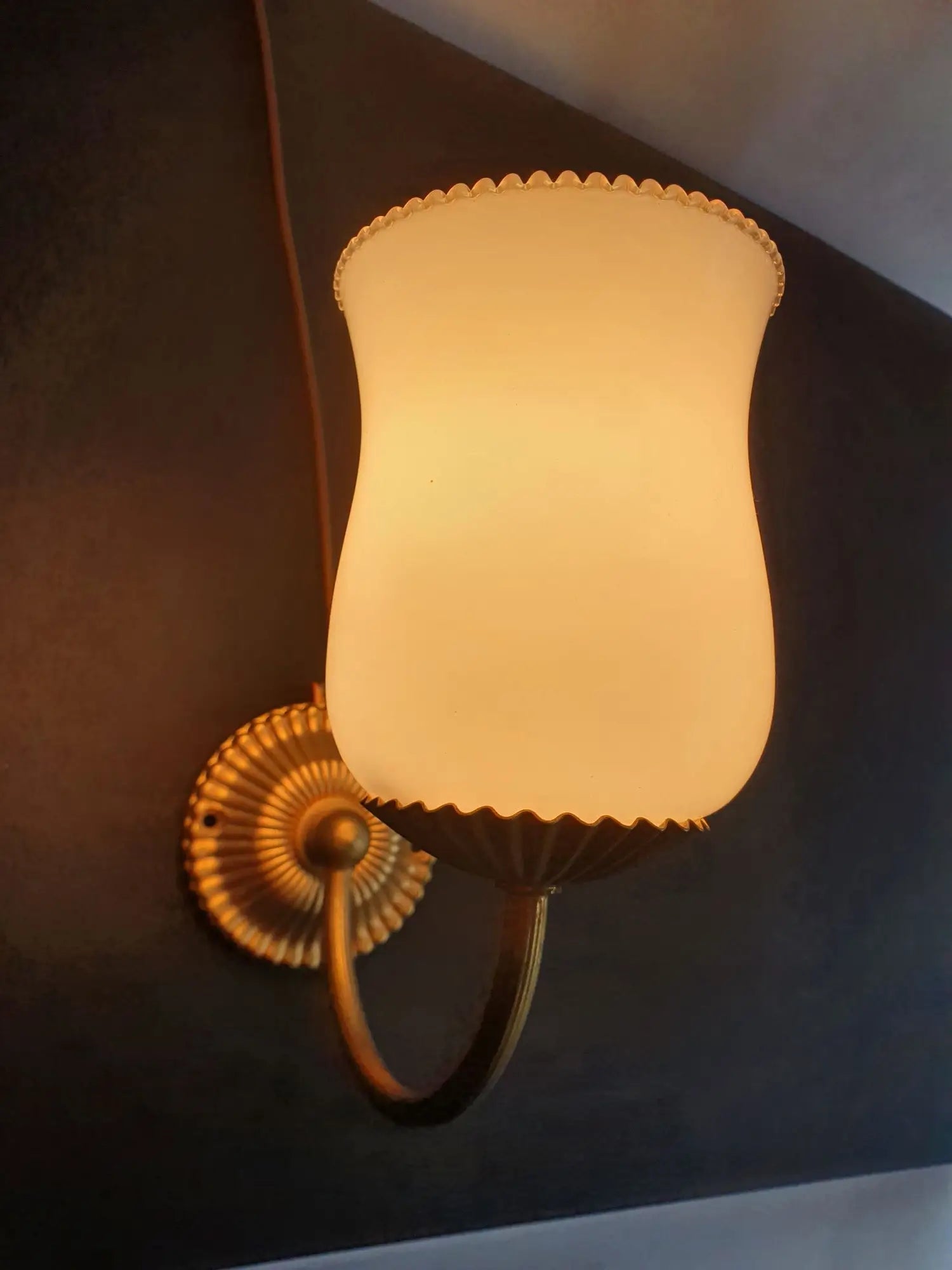 paire-appliques-murales-dorees-globes-opalines-vintage-allumee-2