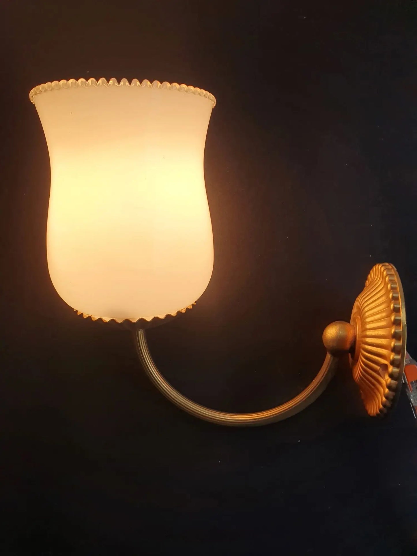 paire-appliques-murales-dorees-globes-opalines-vintage-allumee-3