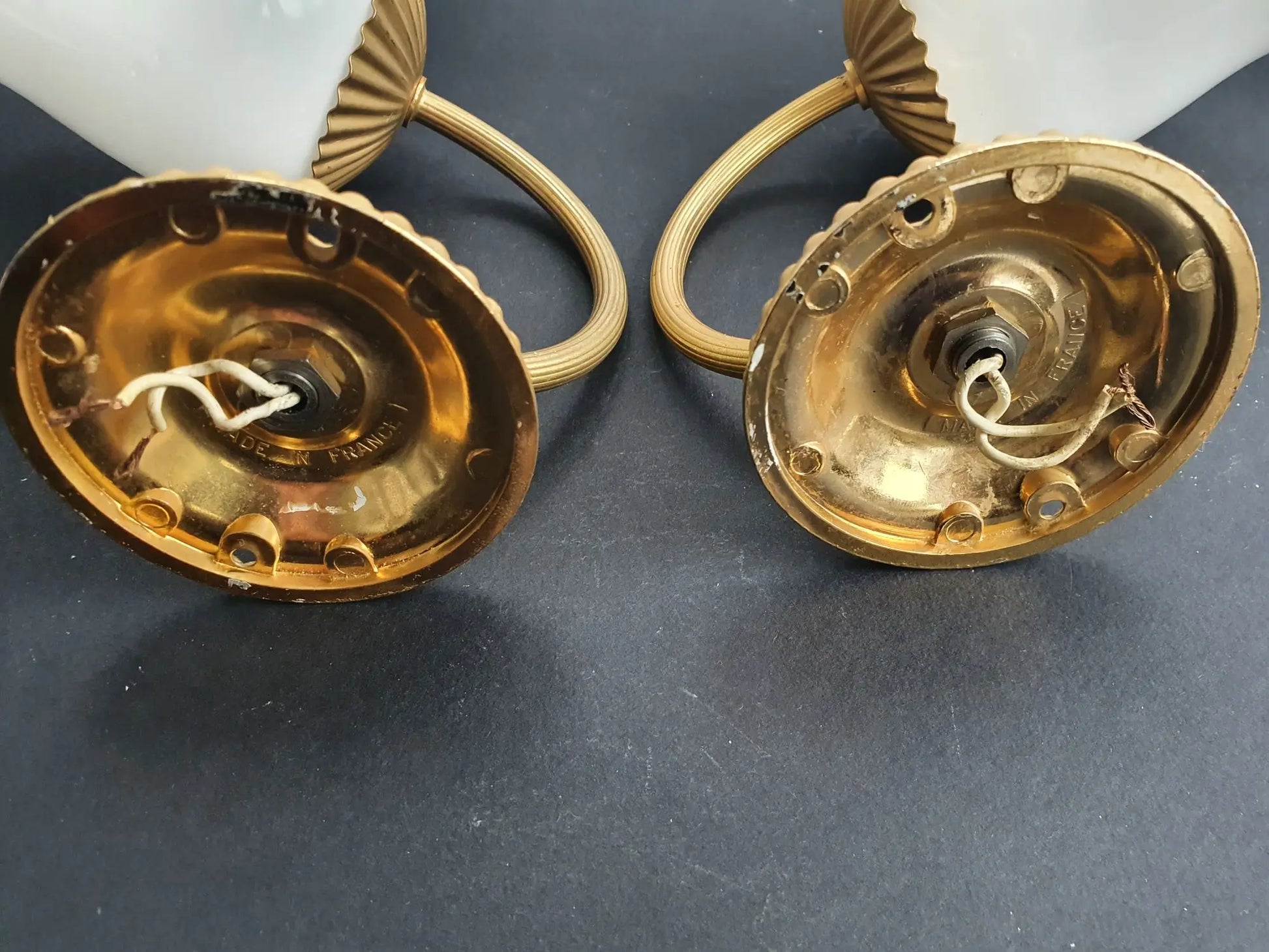 paire-appliques-murales-dorees-globes-opalines-vintage-arriere