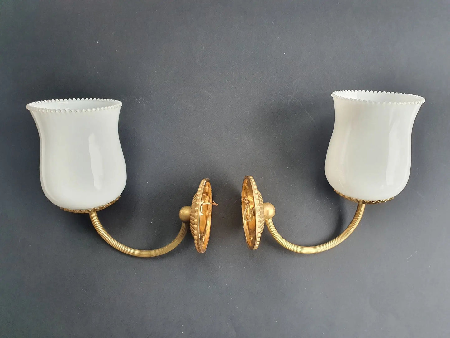 paire-appliques-murales-dorees-globes-opalines-vintage-cote-1