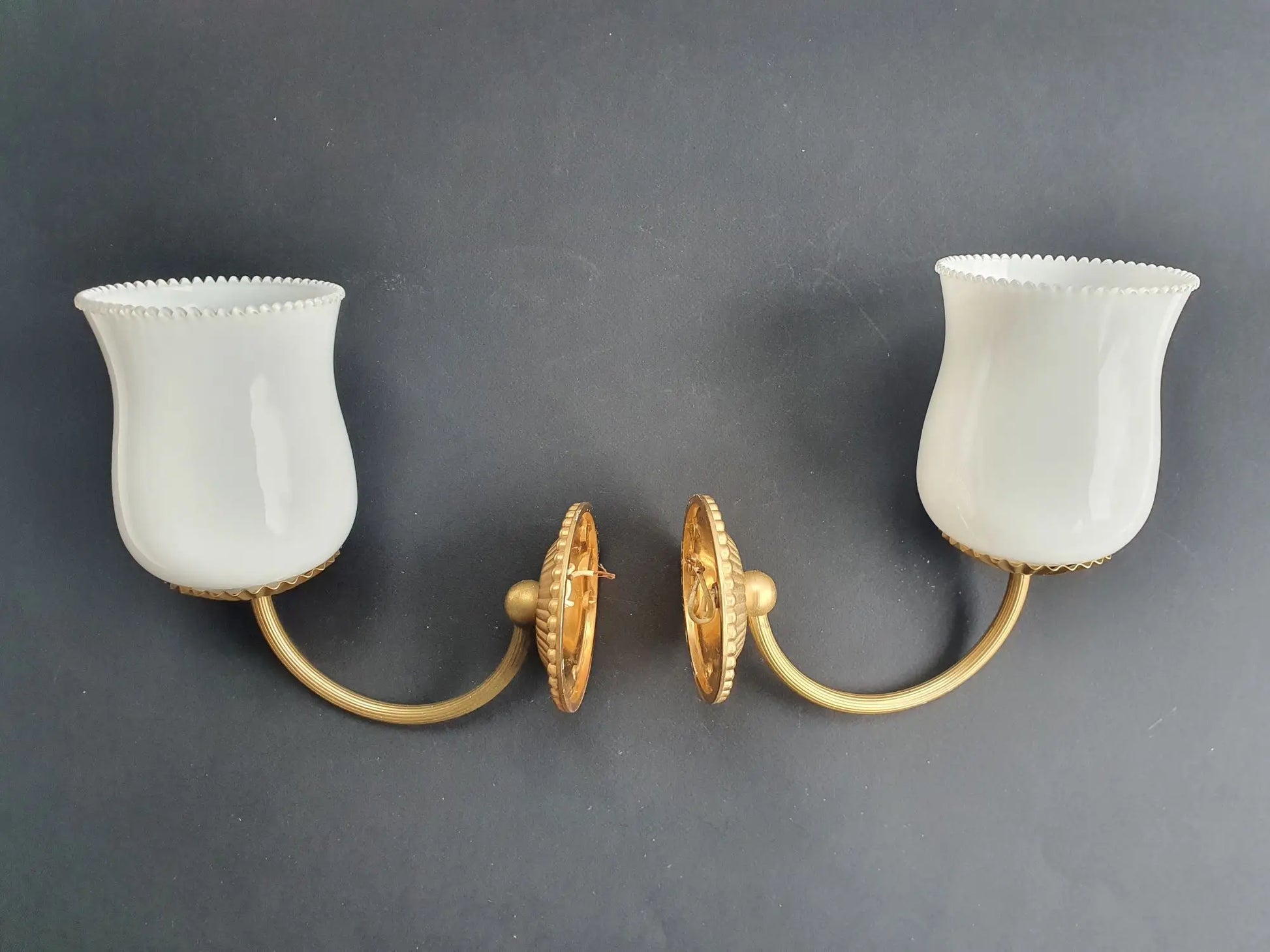 paire-appliques-murales-dorees-globes-opalines-vintage-cote-1