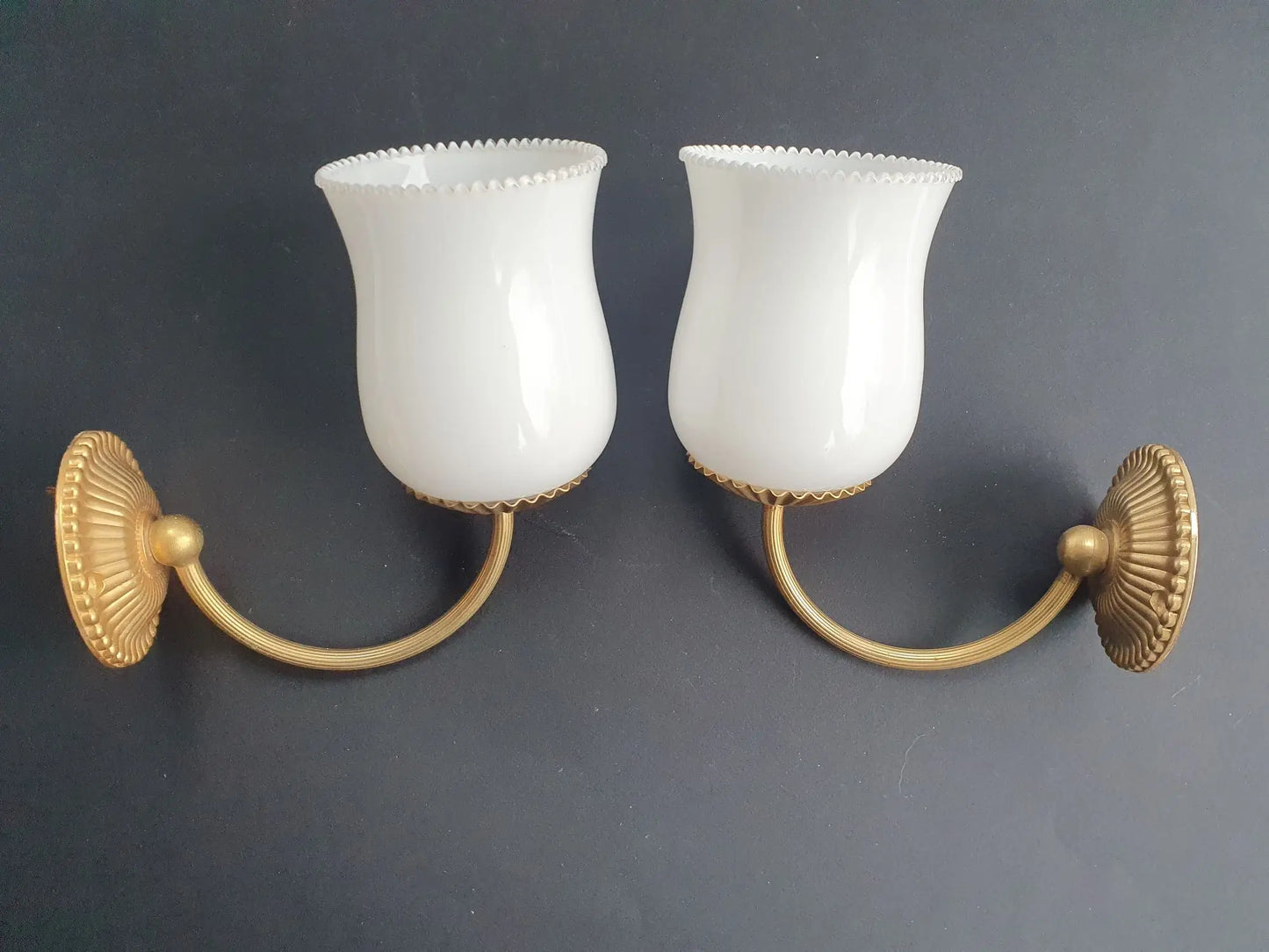 paire-appliques-murales-dorees-globes-opalines-vintage-cote-2