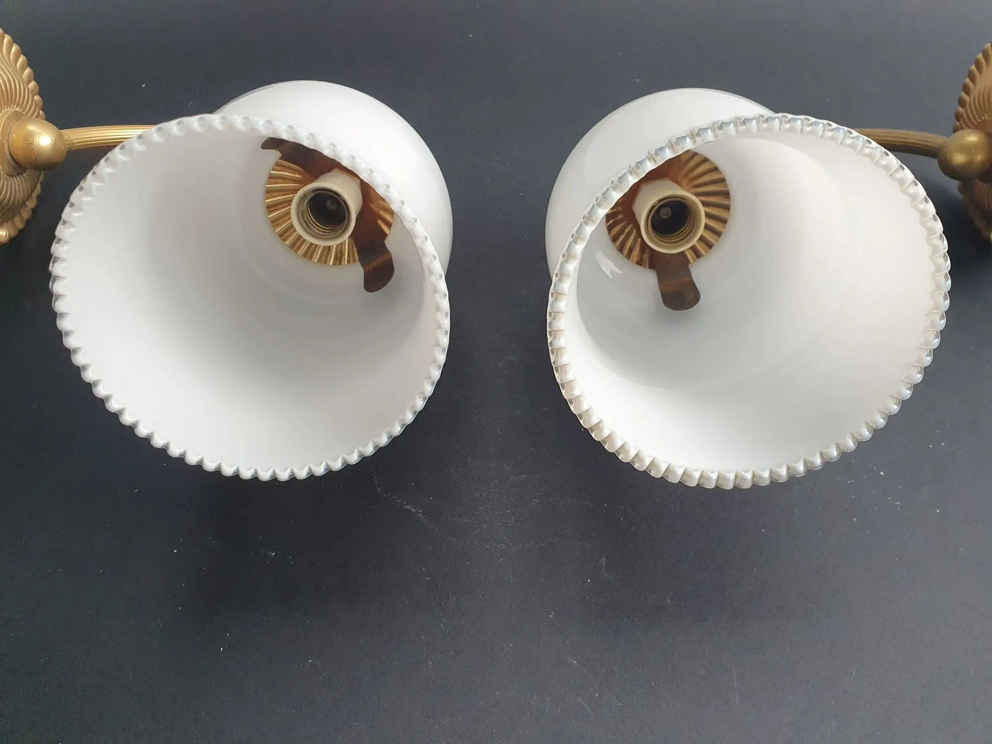 paire-appliques-murales-dorees-globes-opalines-vintage-dessus