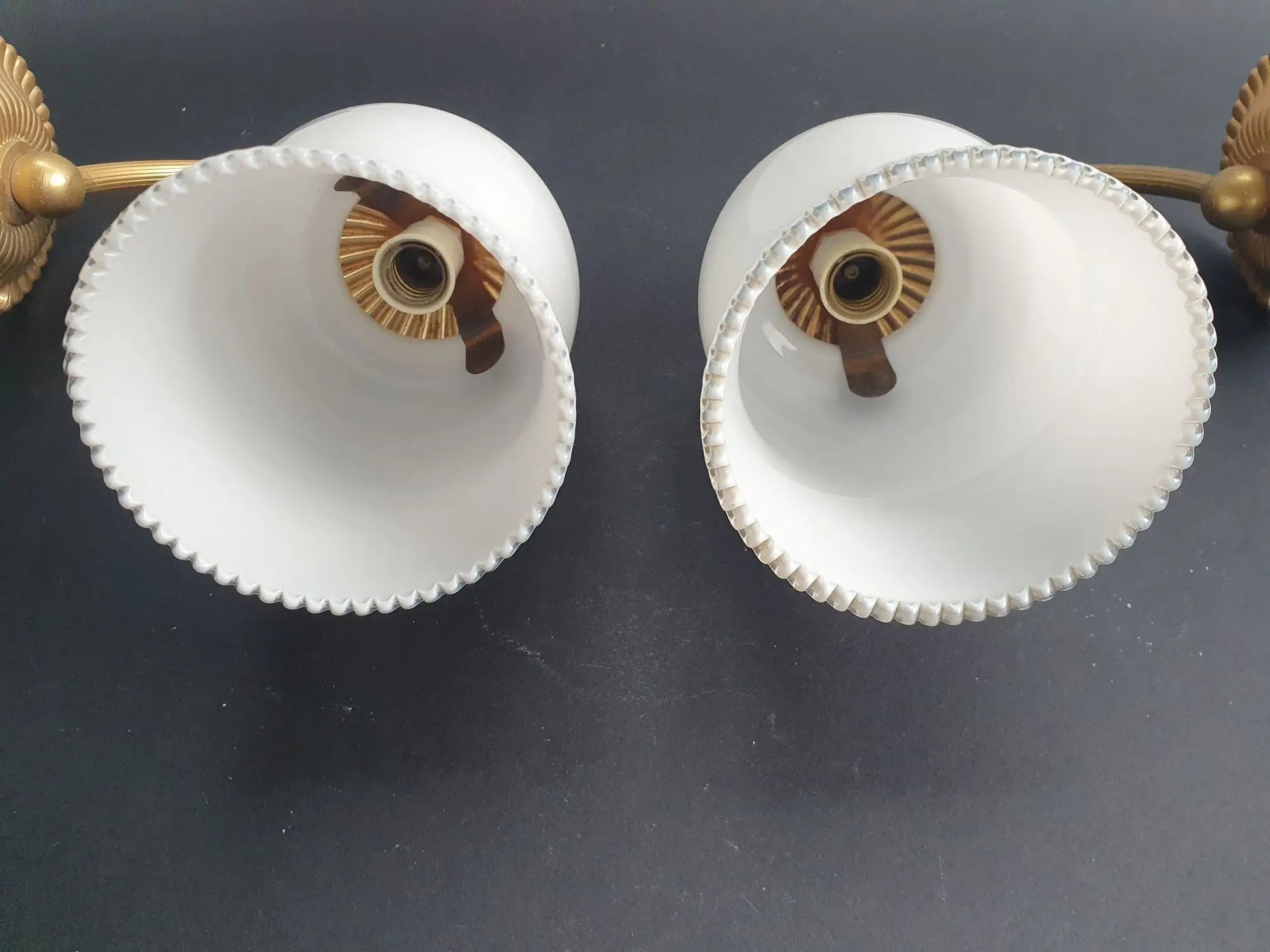 paire-appliques-murales-dorees-globes-opalines-vintage-dessus