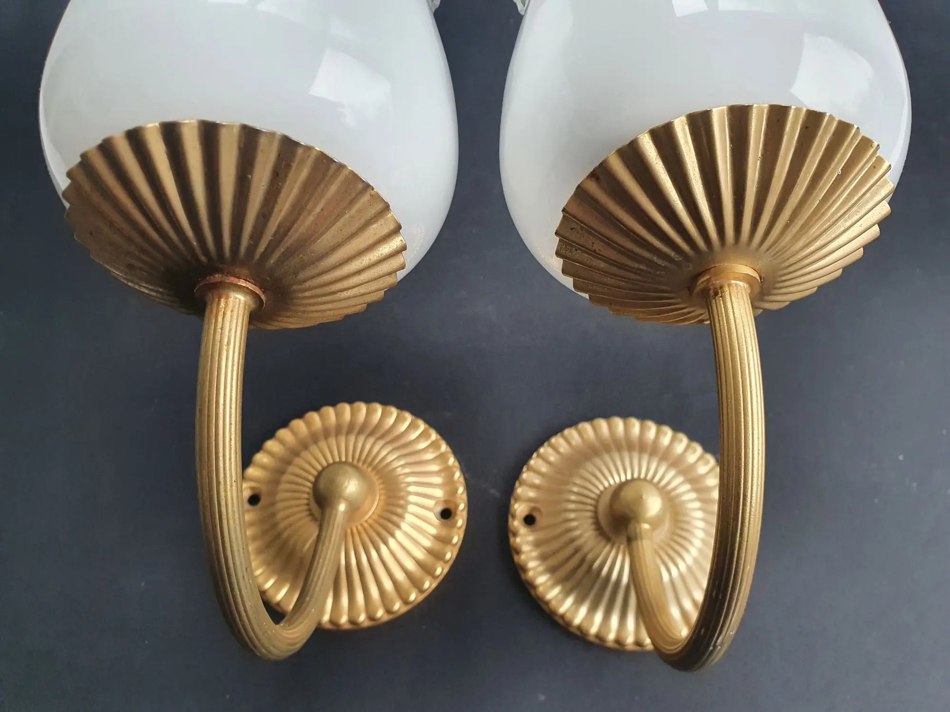paire-appliques-murales-dorees-globes-opalines-vintage-detail-1
