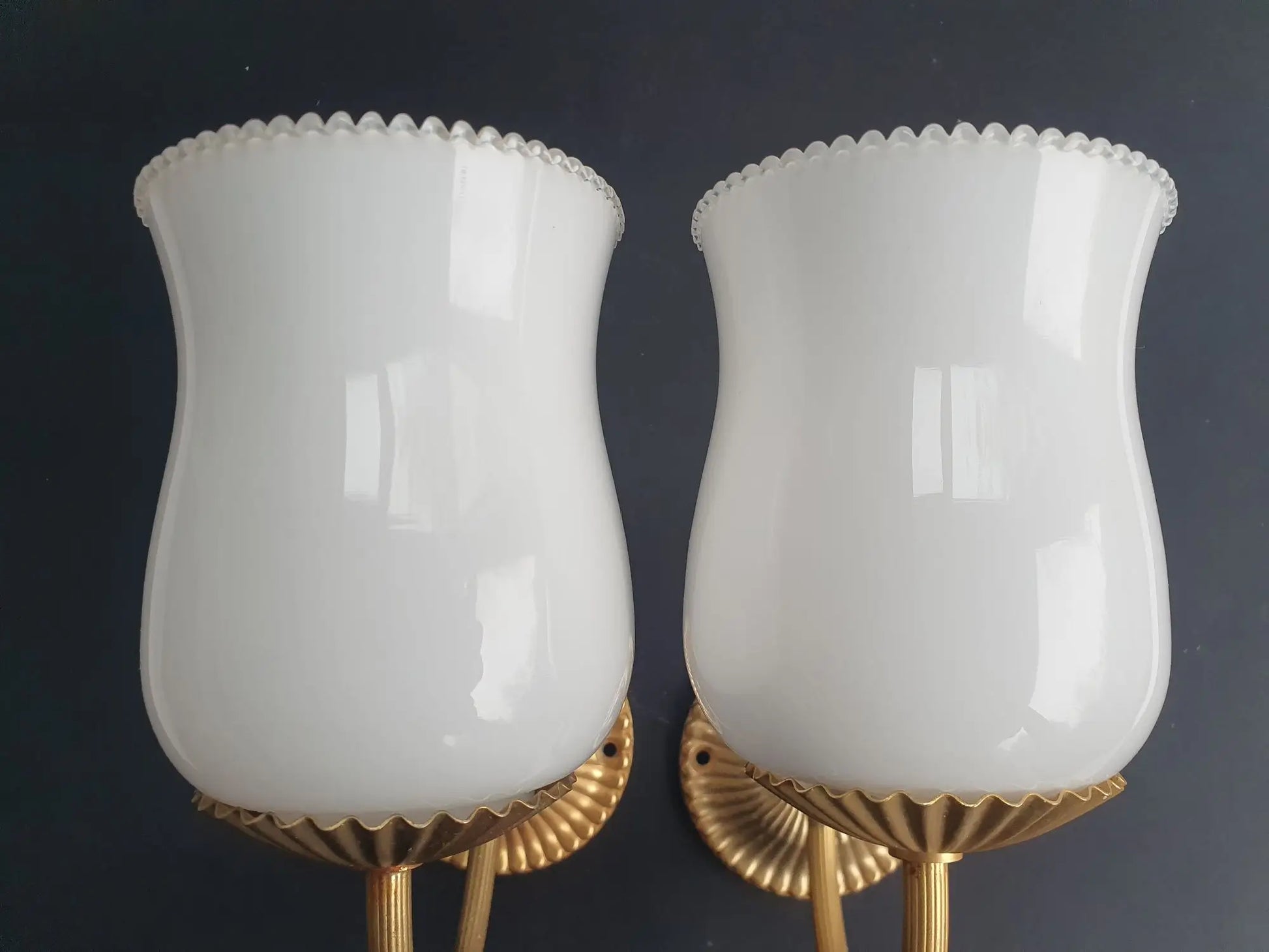 paire-appliques-murales-dorees-globes-opalines-vintage-detail-3