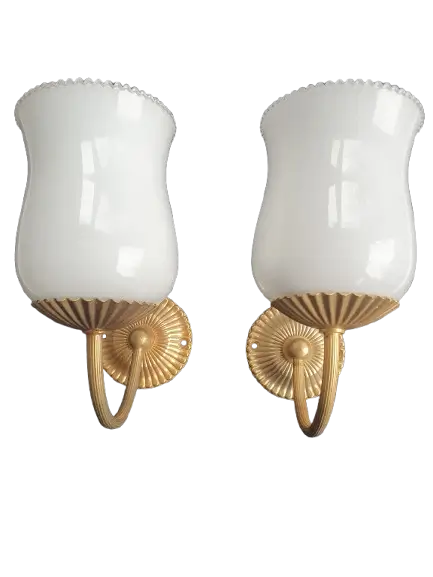 paire-appliques-murales-dorees-globes-opalines-vintage