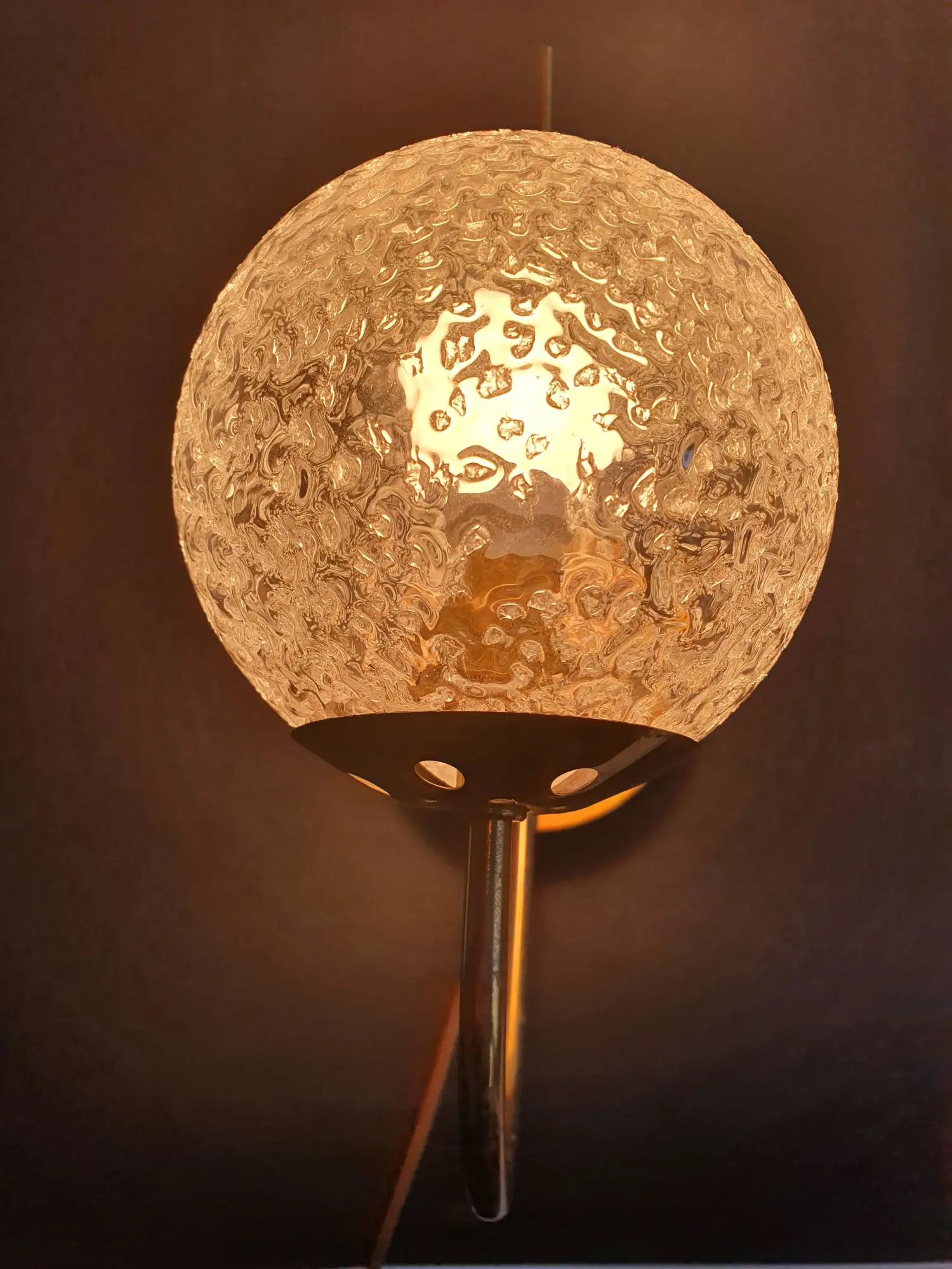 paire-appliques-murales-dorees-vintage-france-anciennes-allumee-1