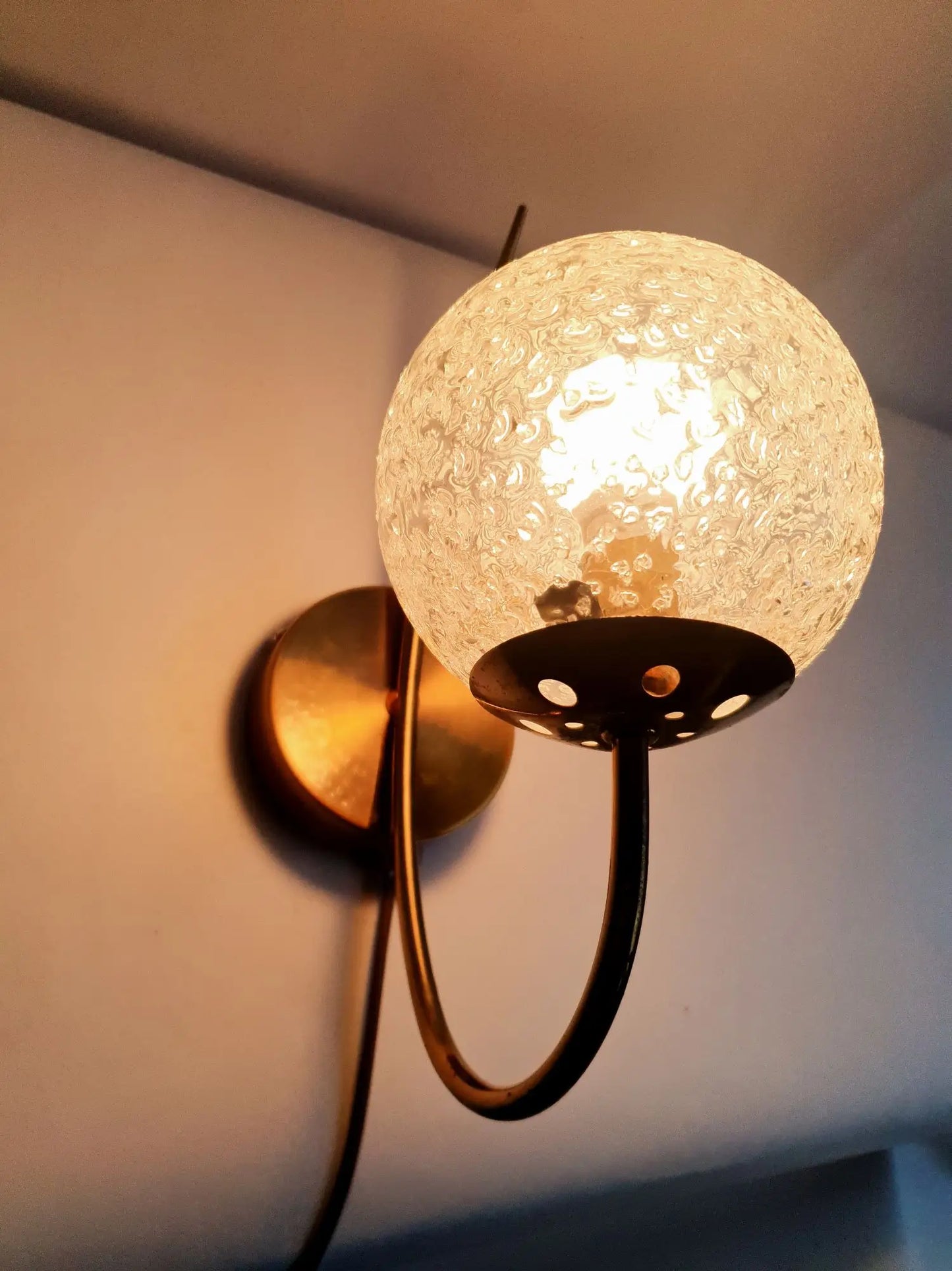 paire-appliques-murales-dorees-vintage-france-anciennes-allumee-2