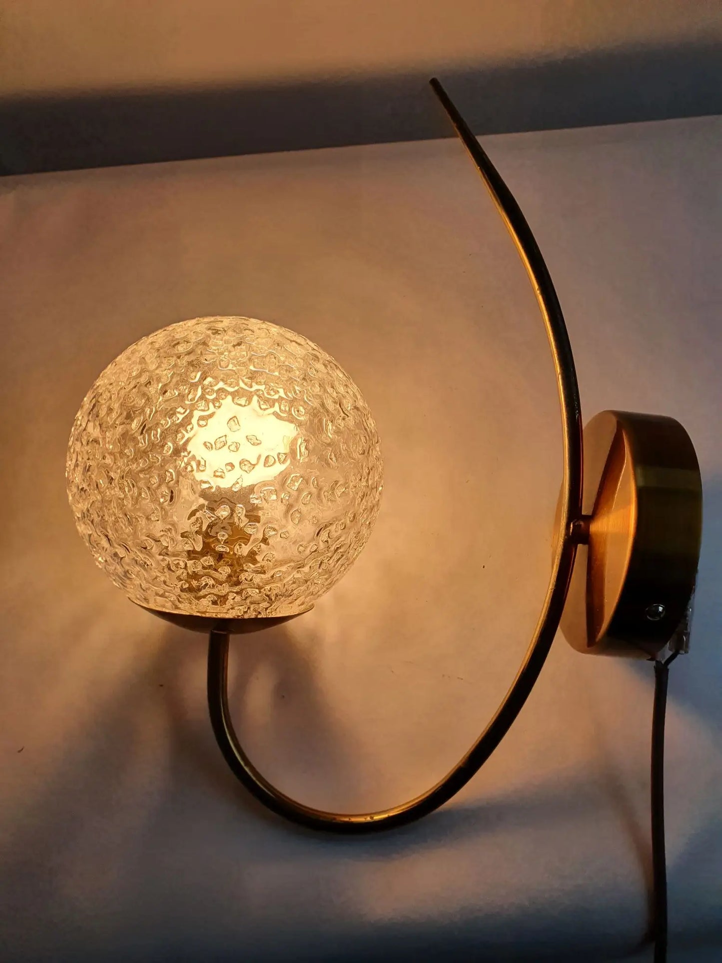 paire-appliques-murales-dorees-vintage-france-anciennes-allumee-3