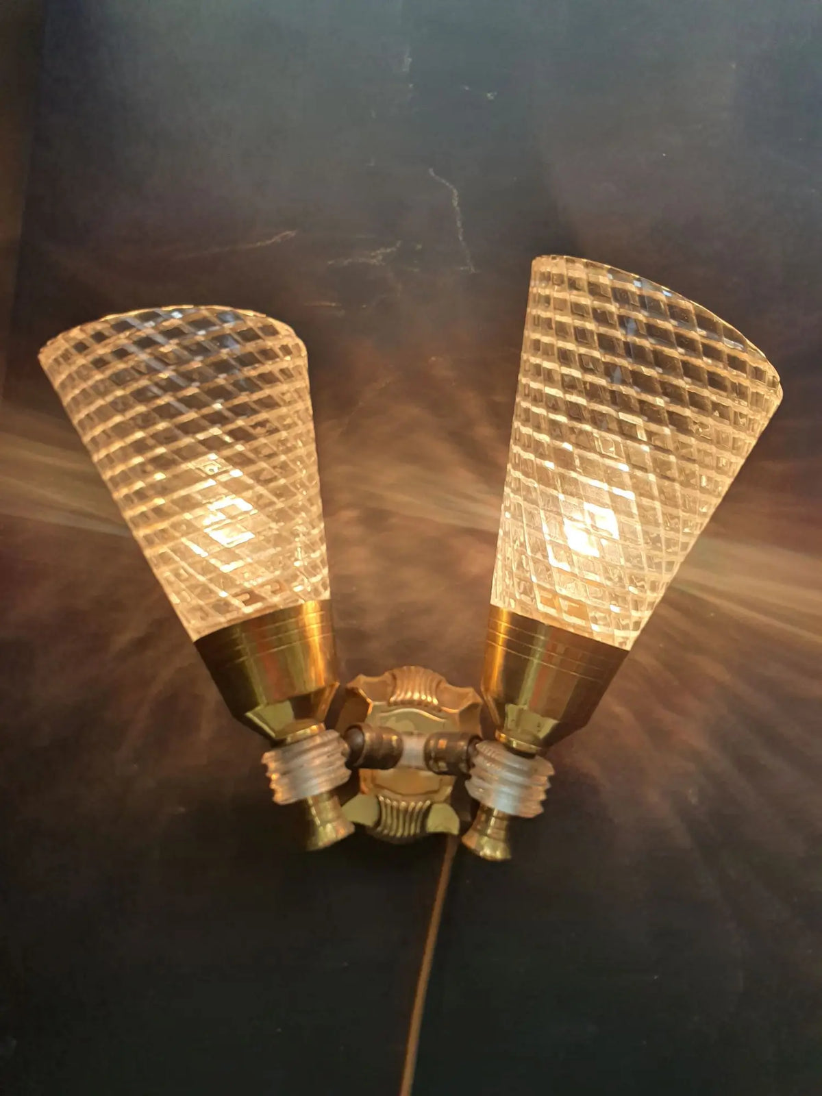 paire-appliques-murales-double-lumieres-annees-60-style-italien-anciennes-allumee-1