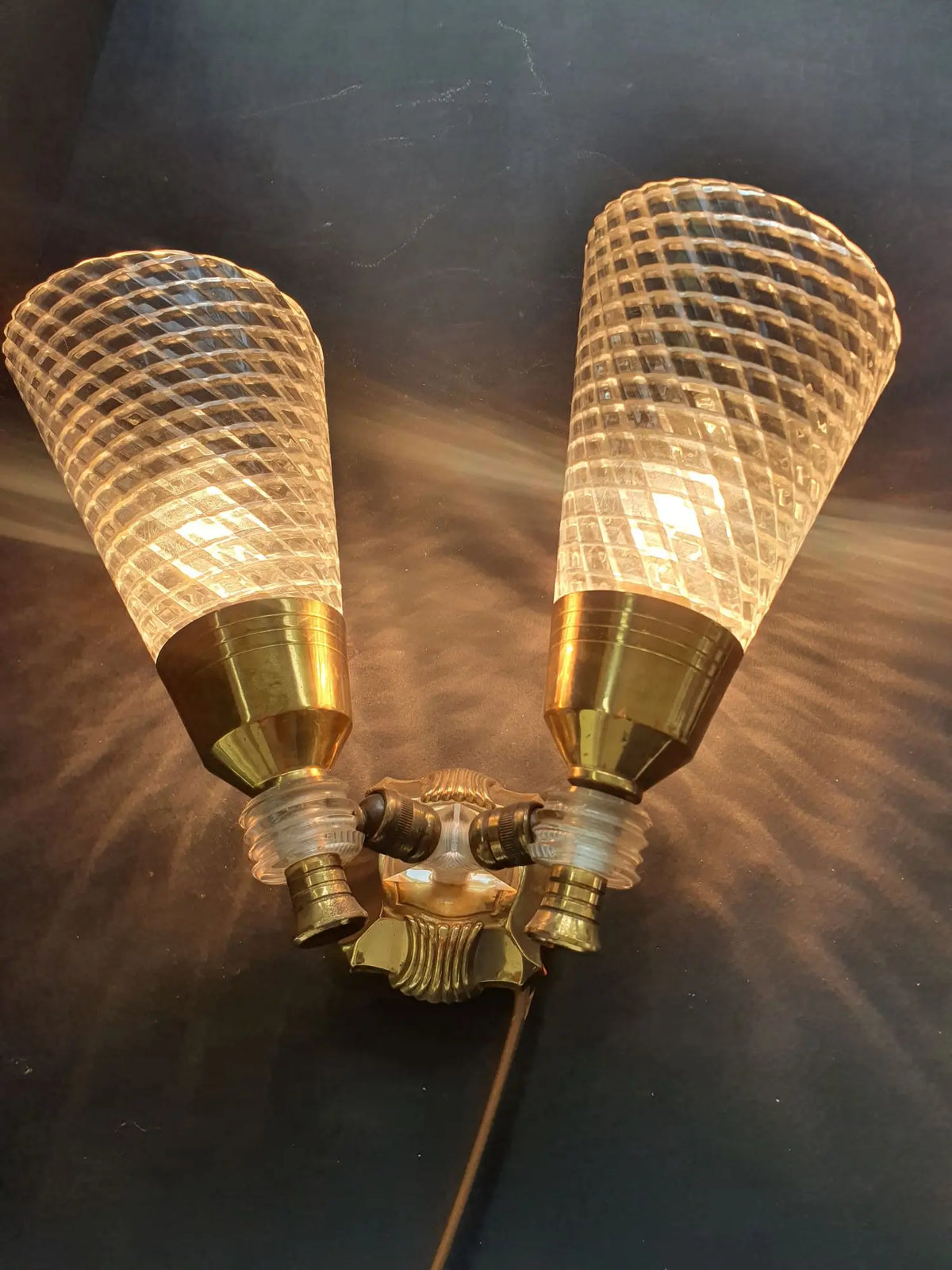 paire-appliques-murales-double-lumieres-annees-60-style-italien-anciennes-allumee-3