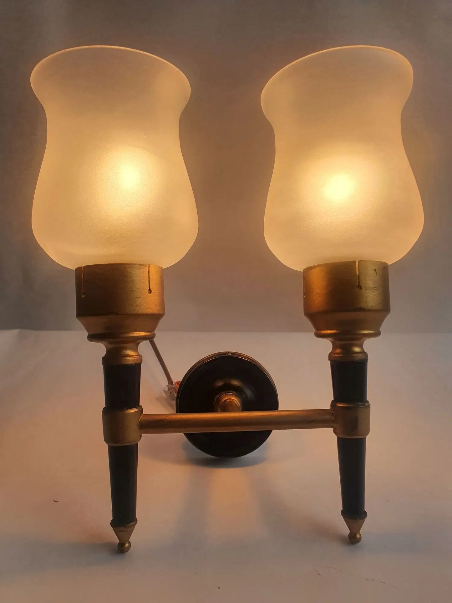 Paire d'appliques murales double lumières dorées flambeau style Empire