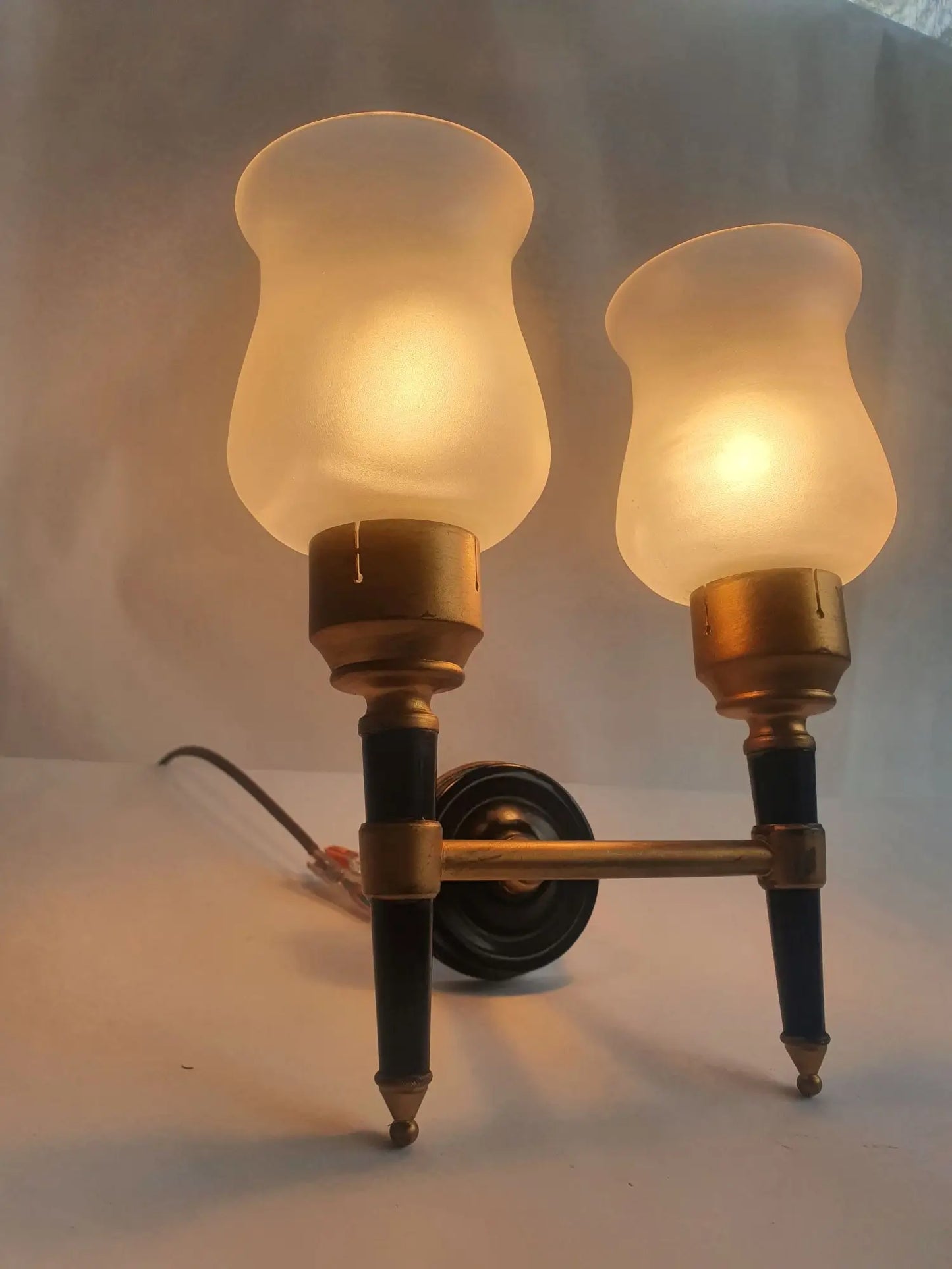 Paire d'appliques murales double lumières dorées flambeau style Empire