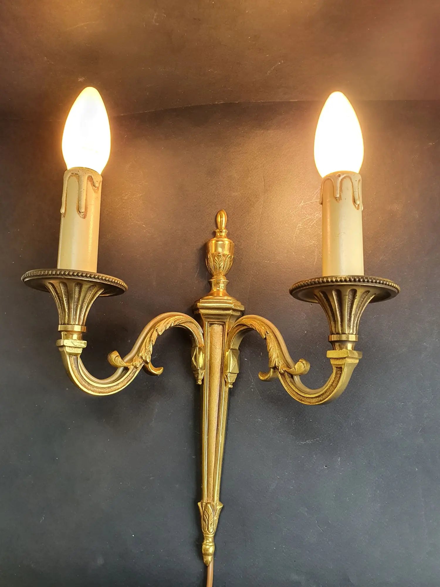 paire-appliques-murales-doubles-lumieres-bronze-empire-anciennes-allumee-1