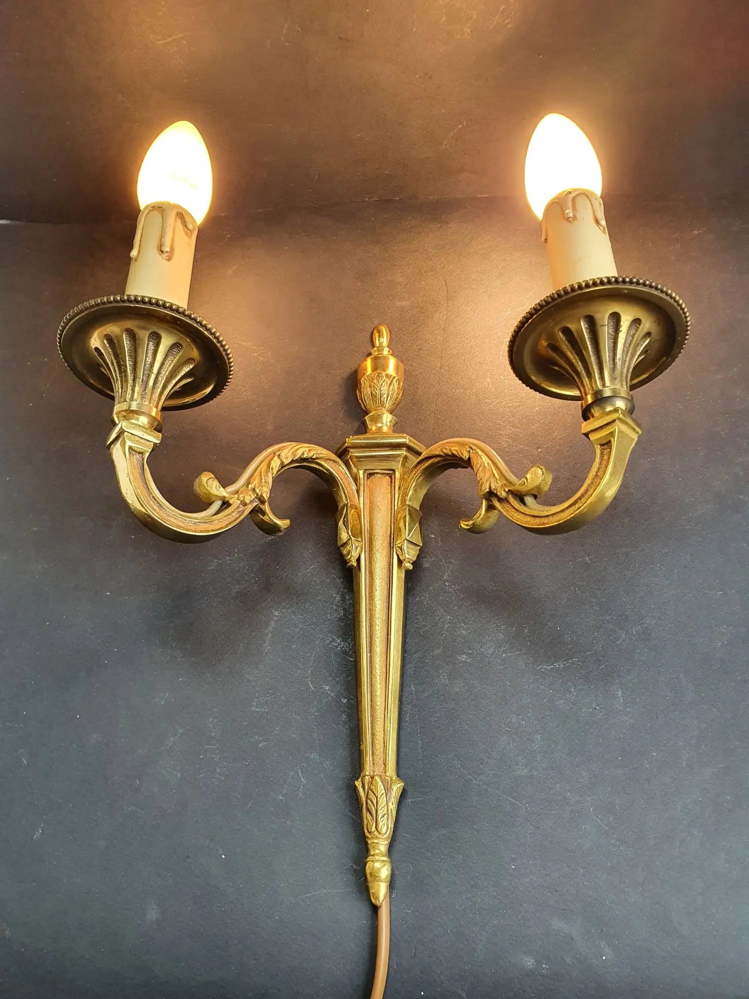 paire-appliques-murales-doubles-lumieres-bronze-empire-anciennes-allumee-2