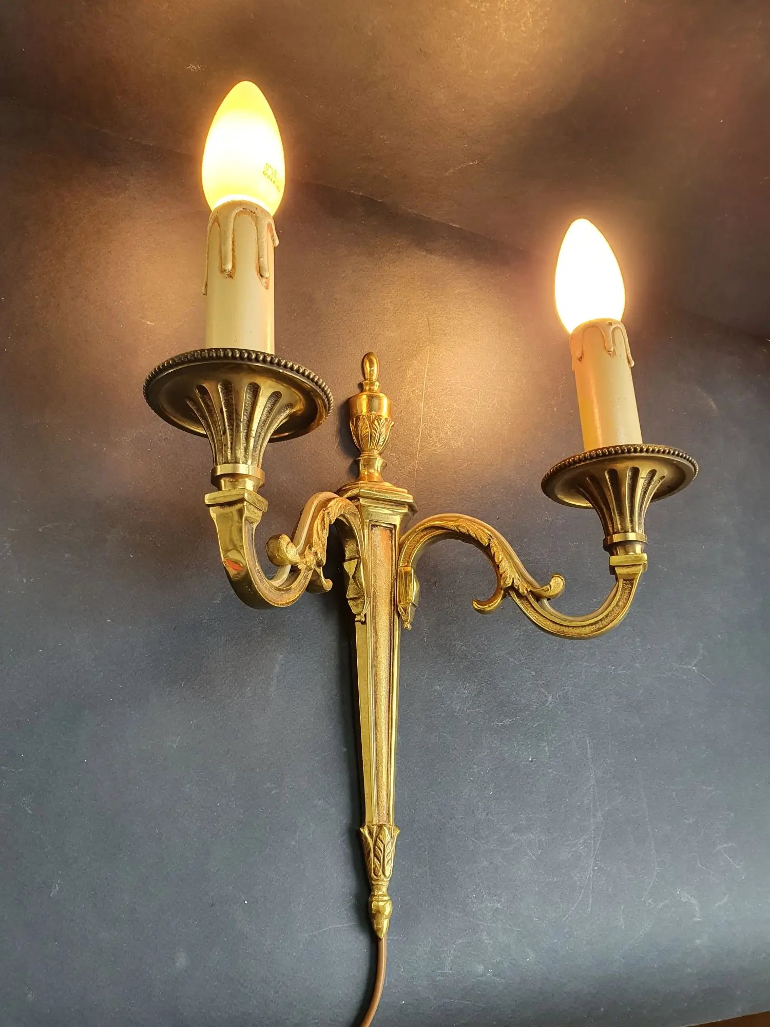 paire-appliques-murales-doubles-lumieres-bronze-empire-anciennes-allumee-3
