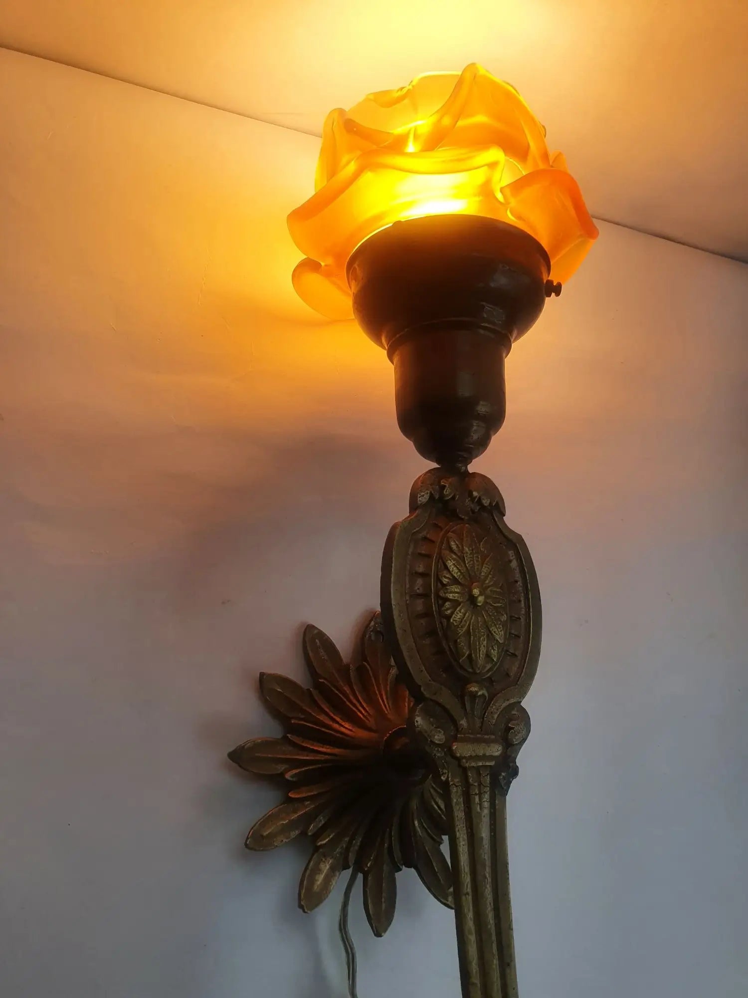 paire-appliques-murales-grandes-torche-fleurs-anciennes-allumee-1