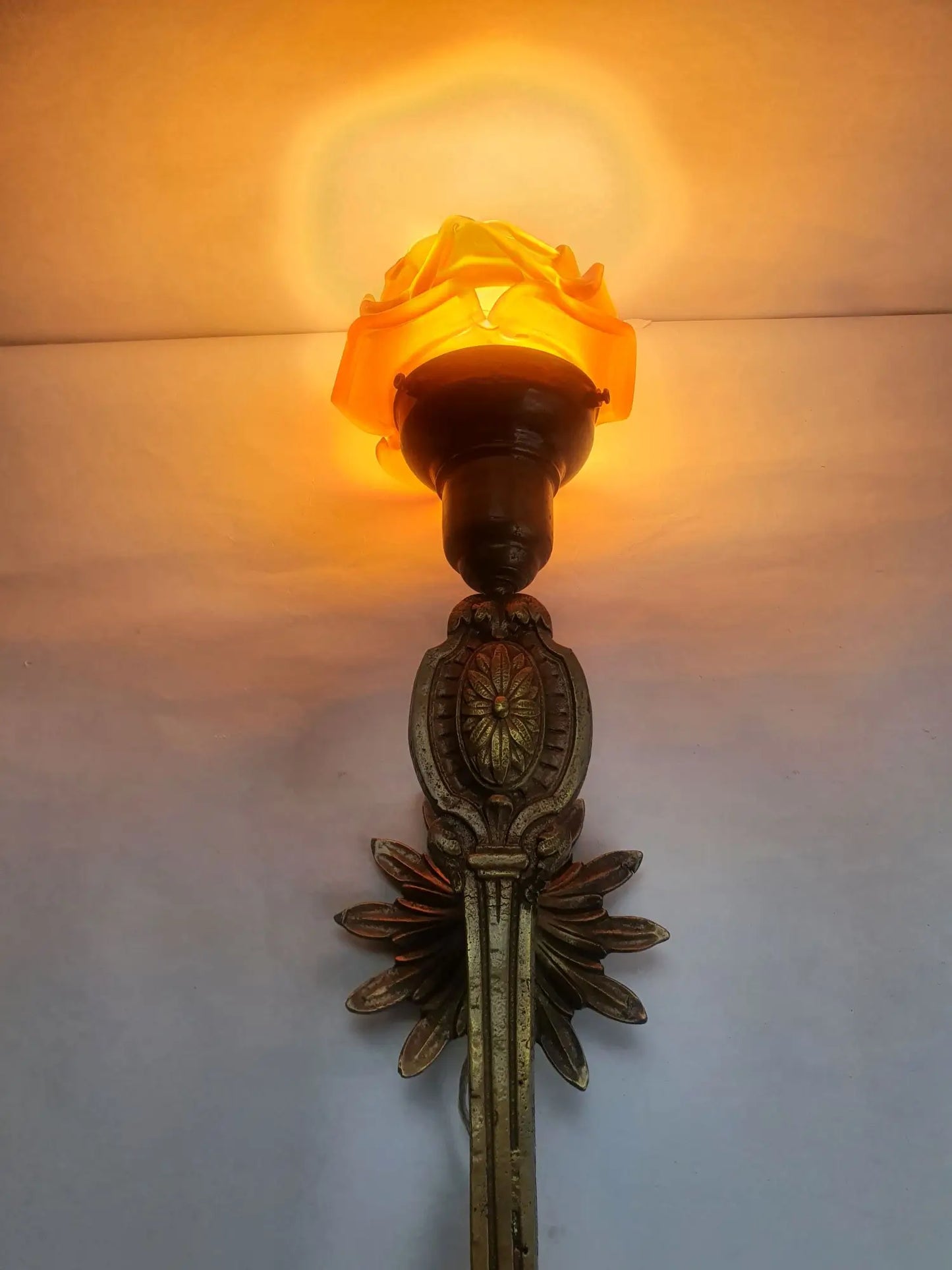 paire-appliques-murales-grandes-torche-fleurs-anciennes-allumee-2