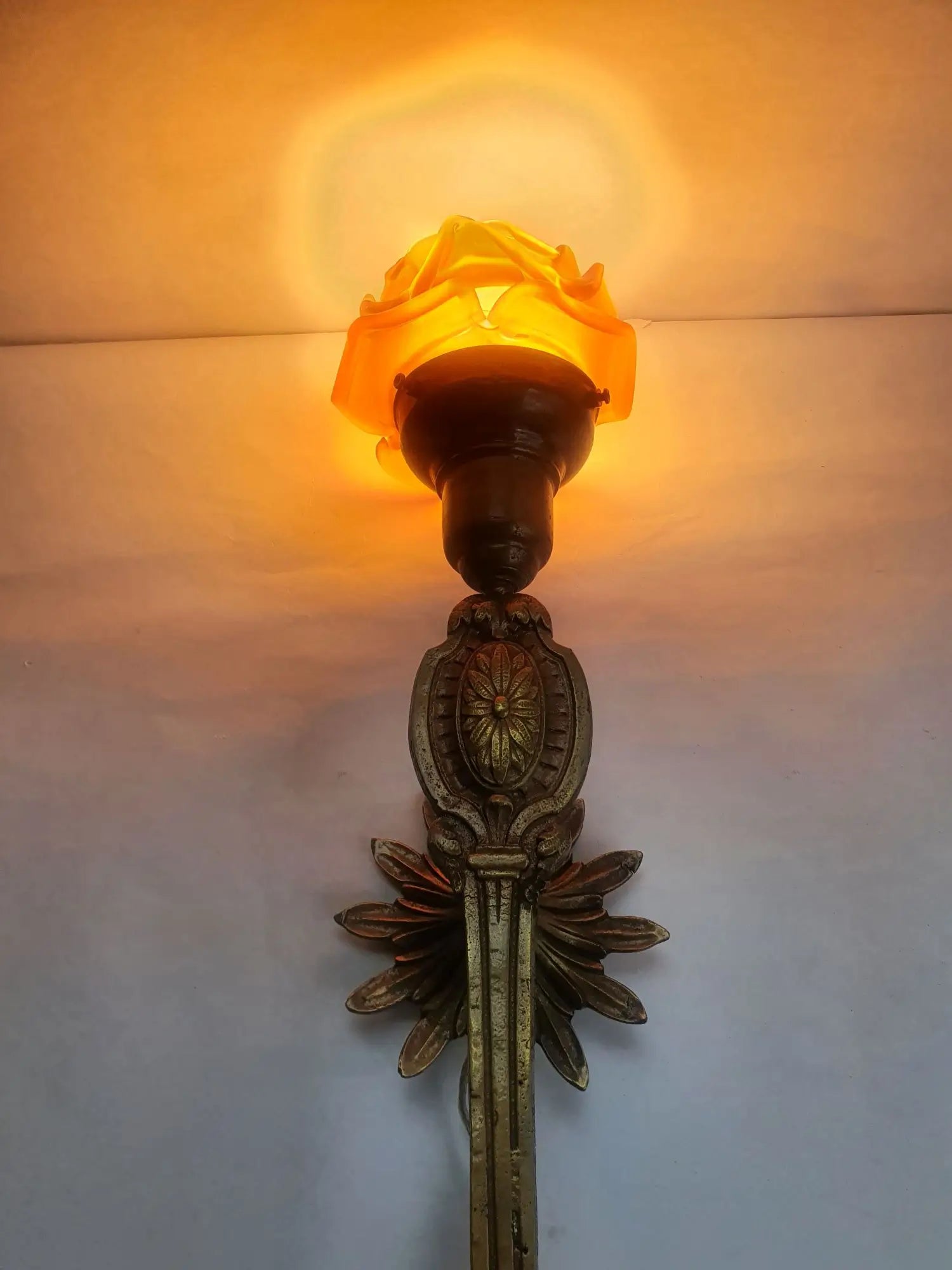 paire-appliques-murales-grandes-torche-fleurs-anciennes-allumee-2