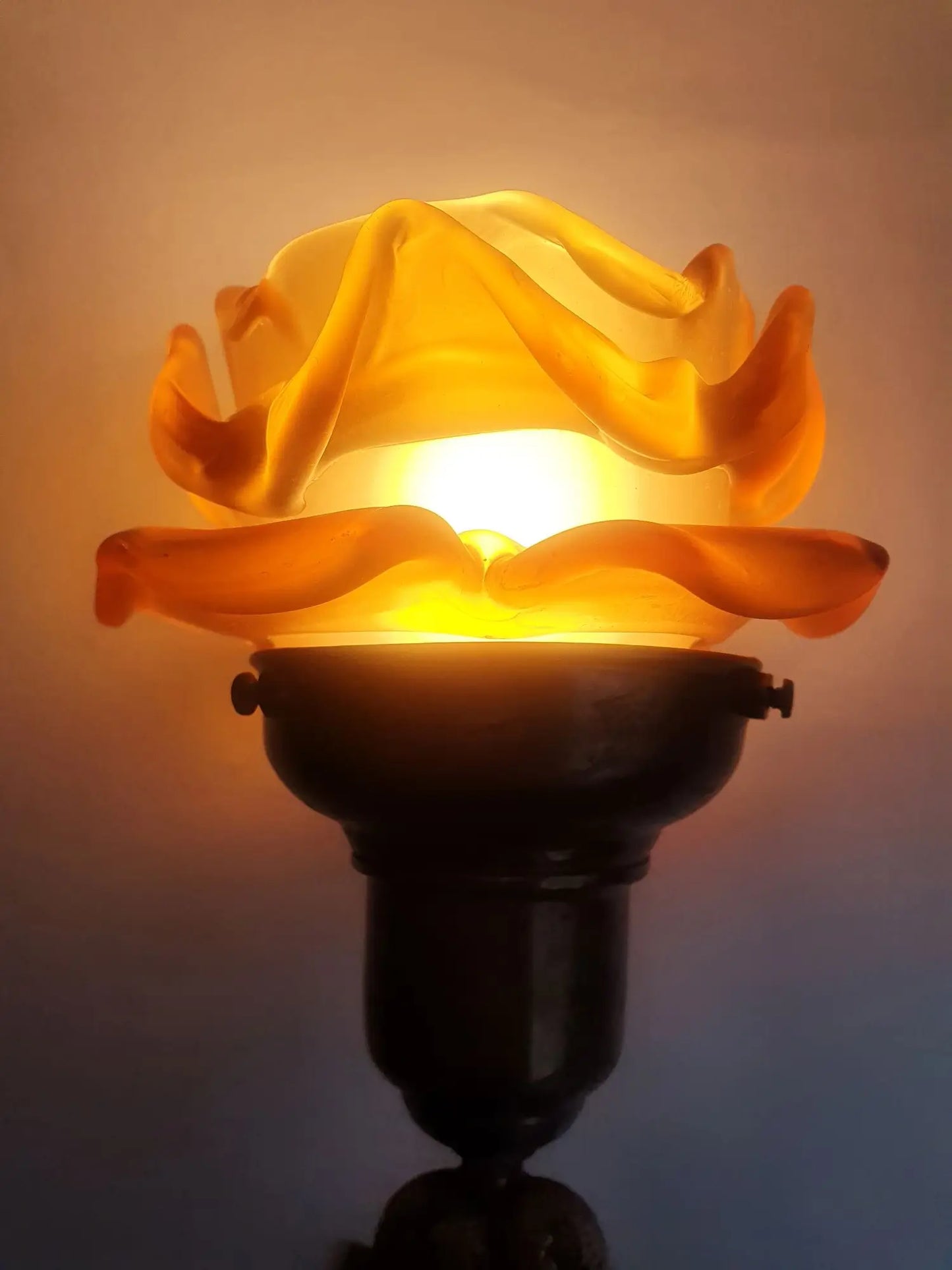 paire-appliques-murales-grandes-torche-fleurs-anciennes-allumee-3