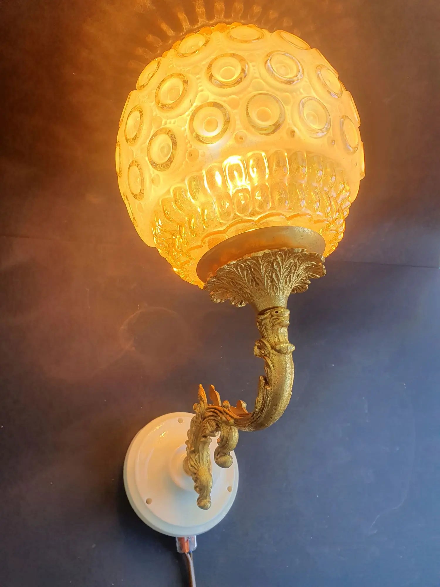 paire-appliques-murales-grandes-vintage-france-anciennes-dorees-allumee-1