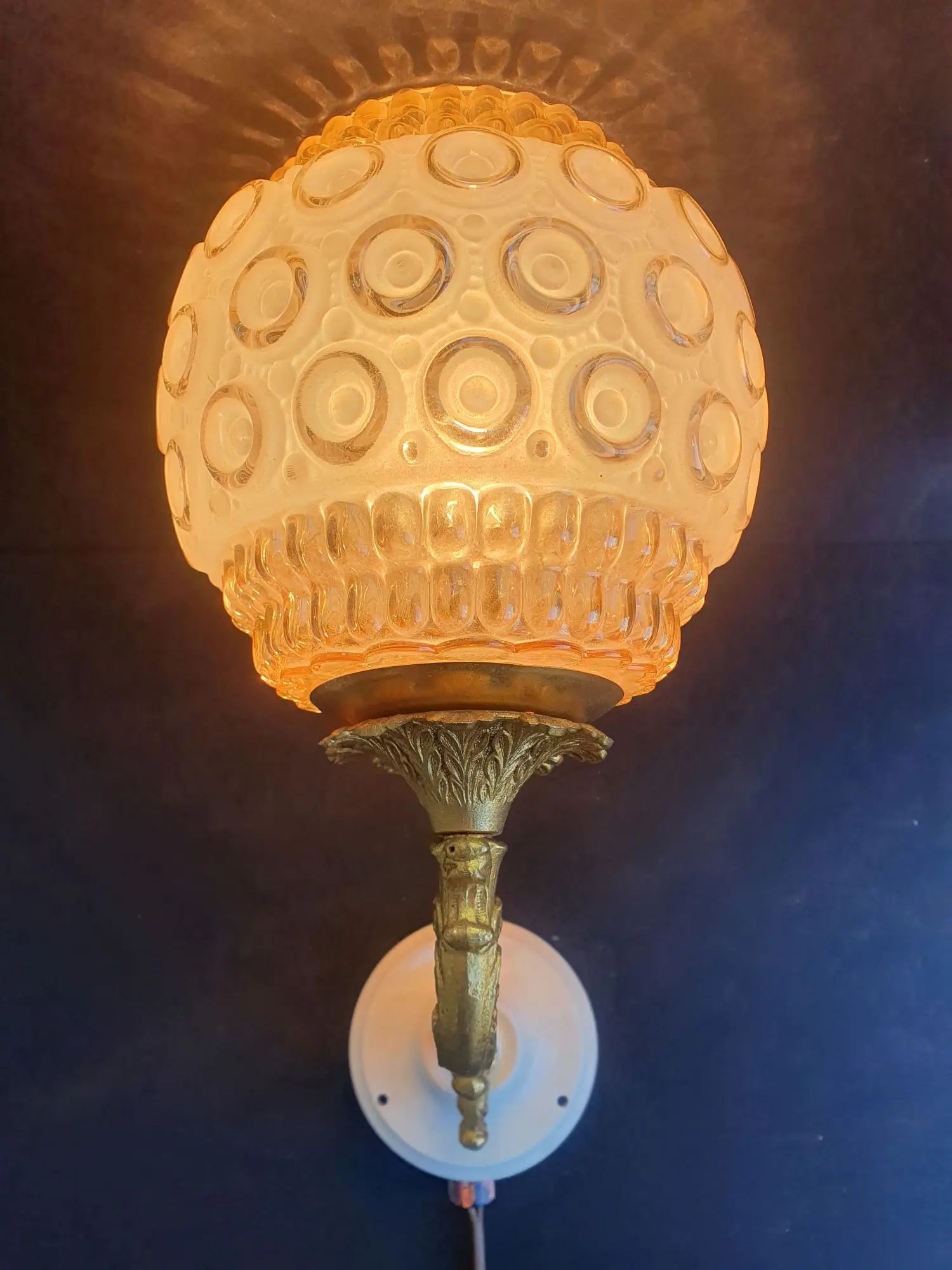 paire-appliques-murales-grandes-vintage-france-anciennes-dorees-allumee-2