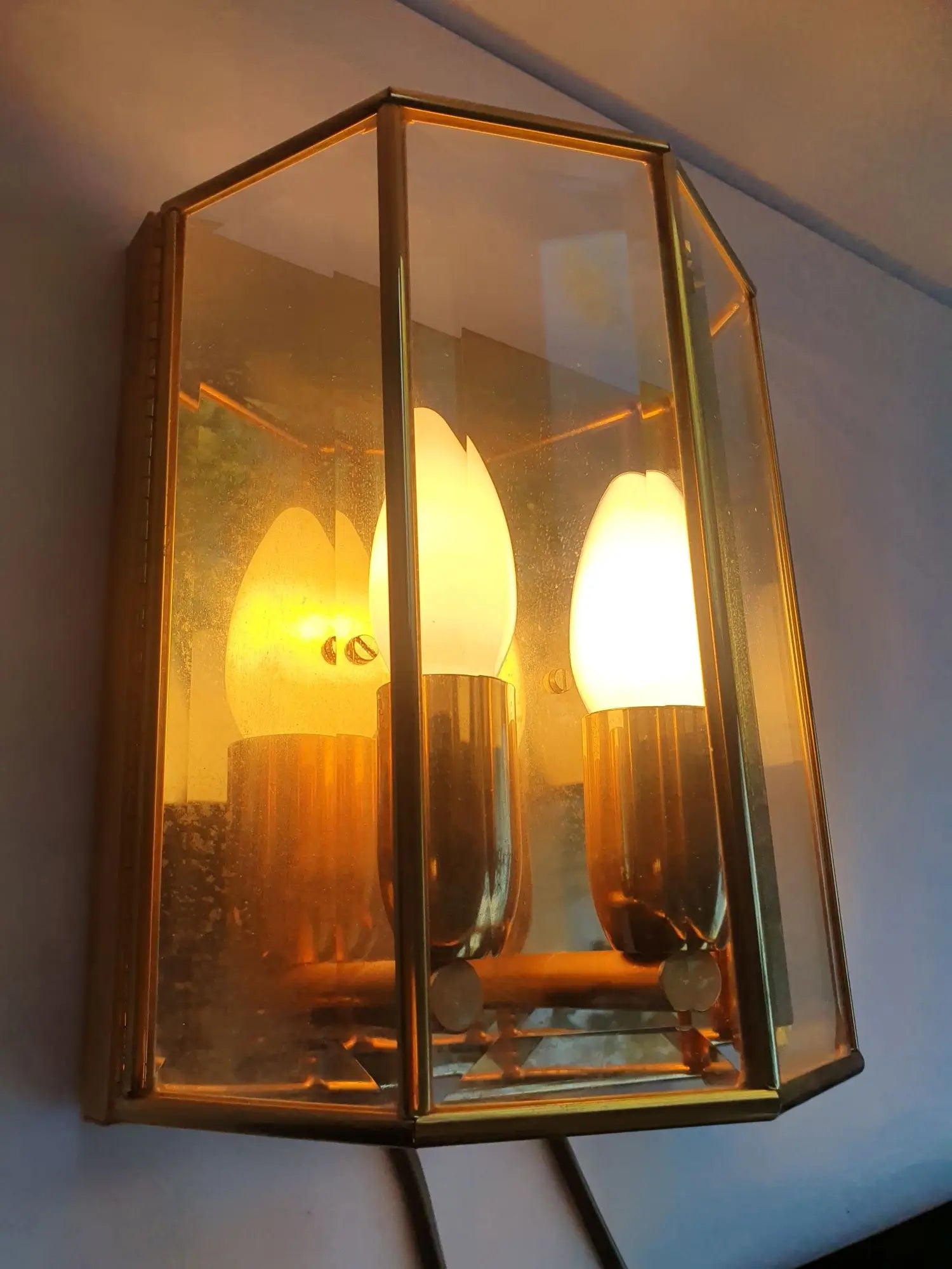 paire-appliques-murales-laiton-plaque-or-verre-biseaute-italiennes-annees-70-allumee-2