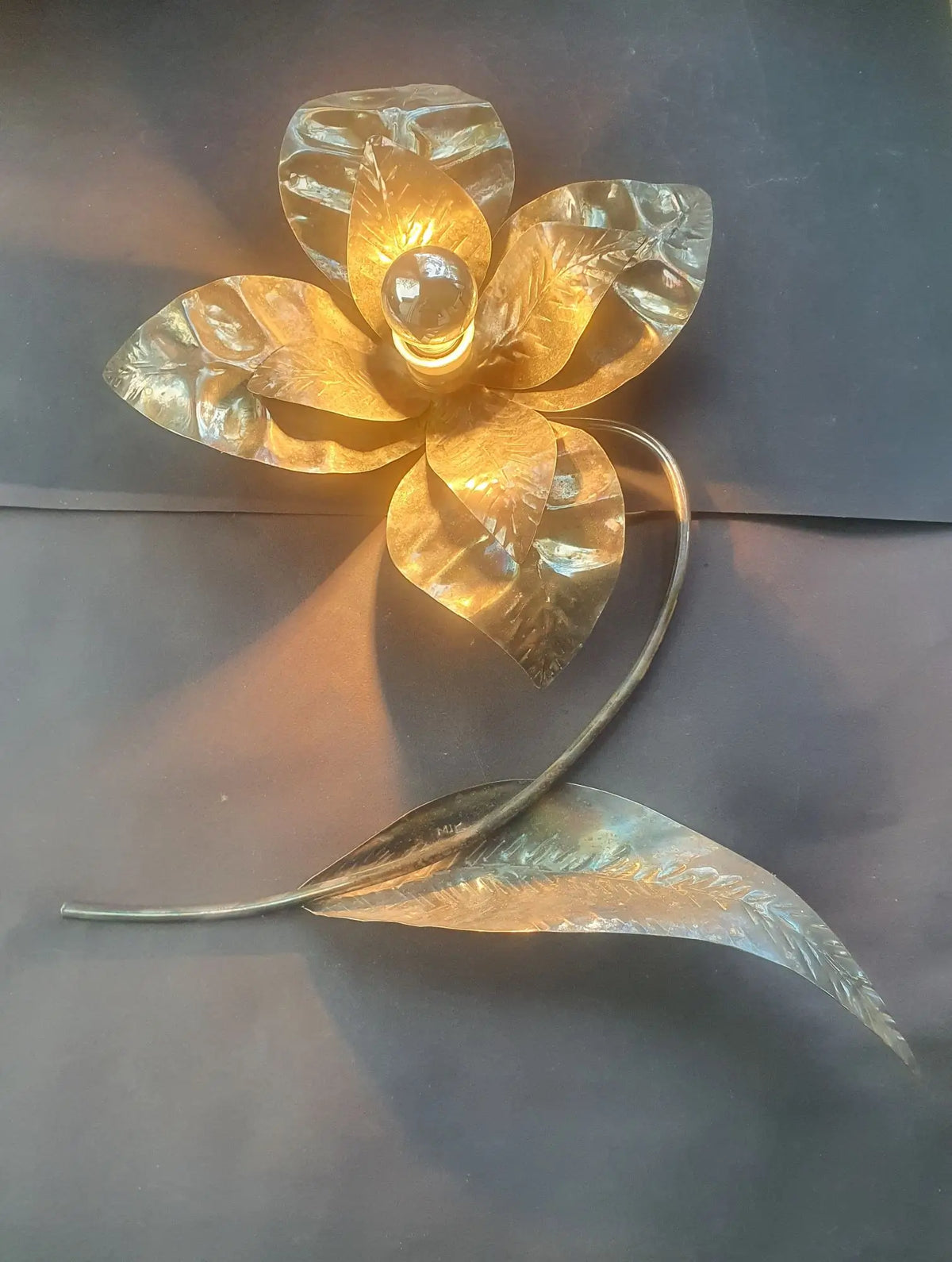 paire-appliques-murales-metal-argente-fleur-annees-1970-vintage-design-signee-4-allumee-1