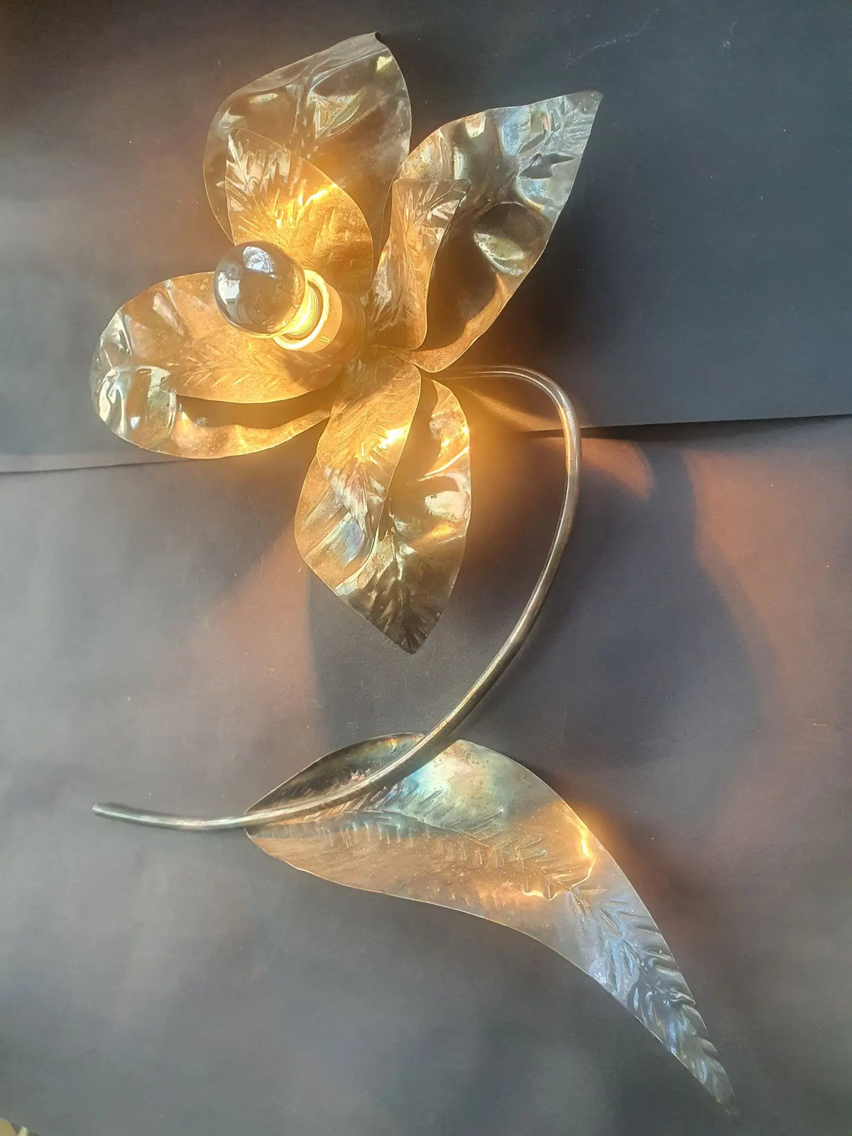 paire-appliques-murales-metal-argente-fleur-annees-1970-vintage-design-signee-4-allumee-2
