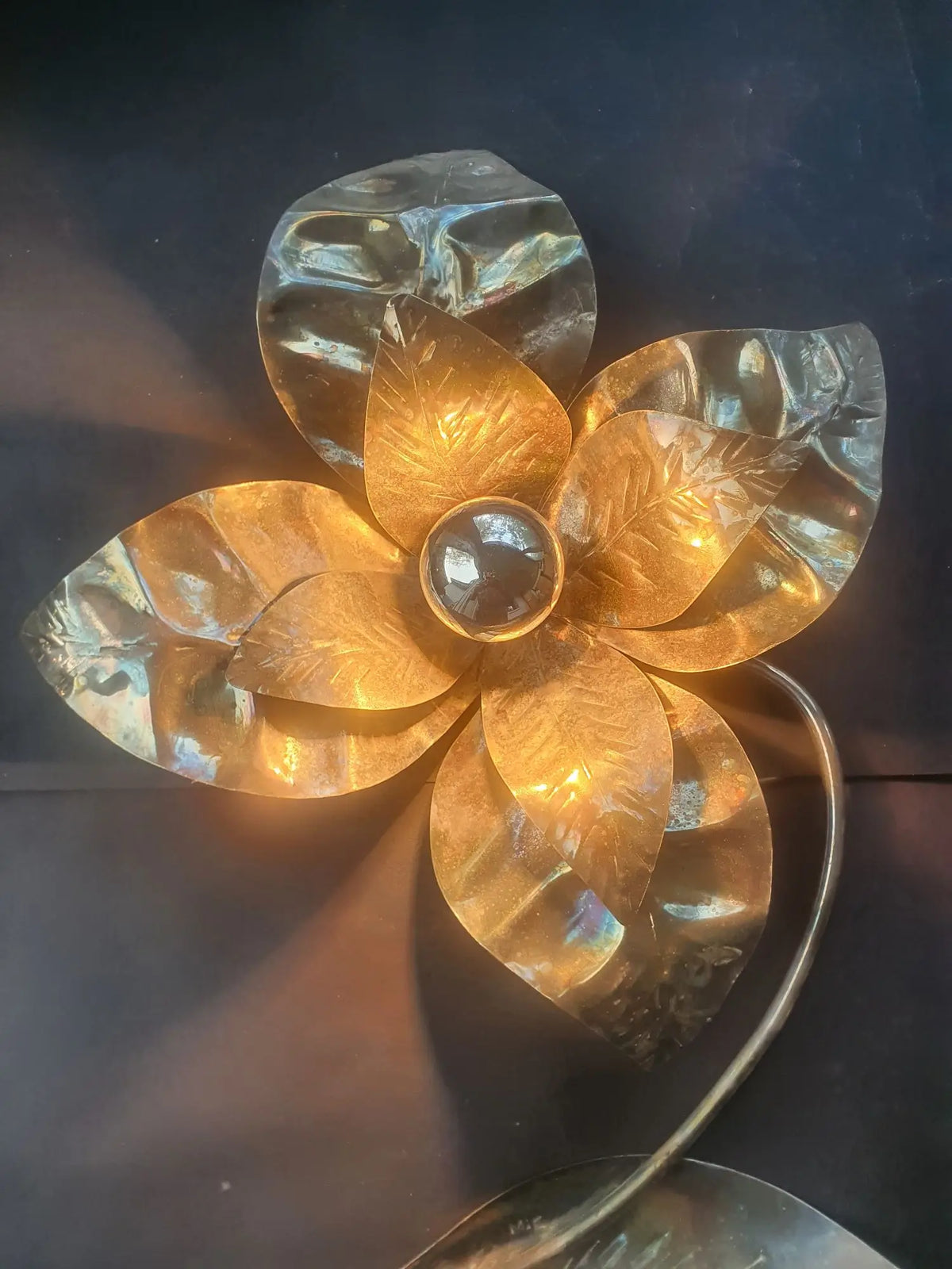 paire-appliques-murales-metal-argente-fleur-annees-1970-vintage-design-signee-4-allumee-3