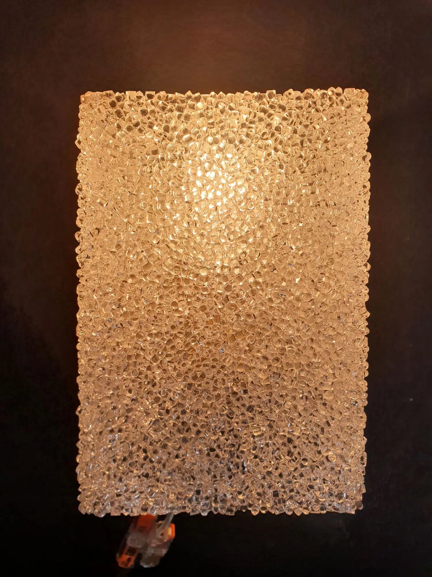 paire-appliques-murales-perspex-vintage-allumee