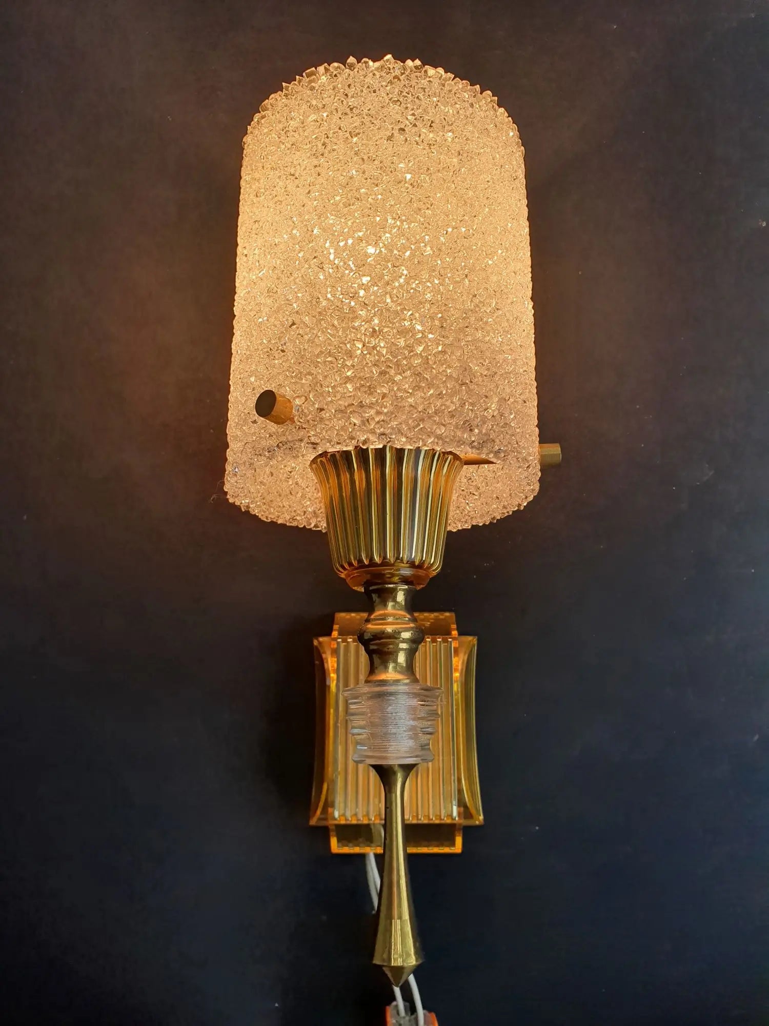 paire-appliques-murales-plastique-perspex-annees-70-vintage-allumee-1