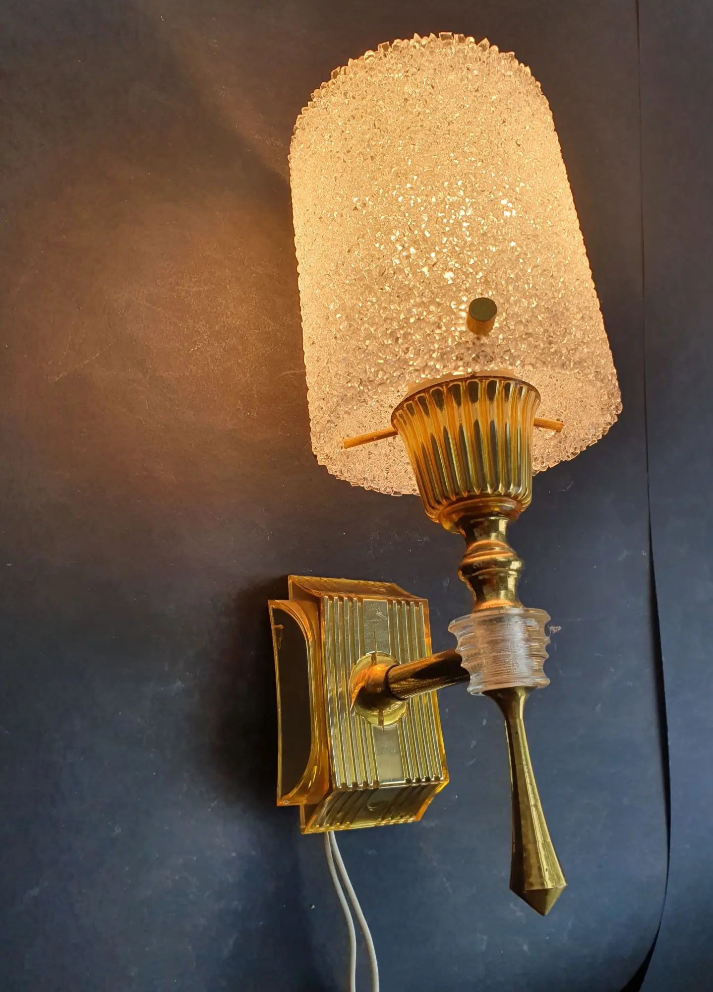 paire-appliques-murales-plastique-perspex-annees-70-vintage-allumee-3