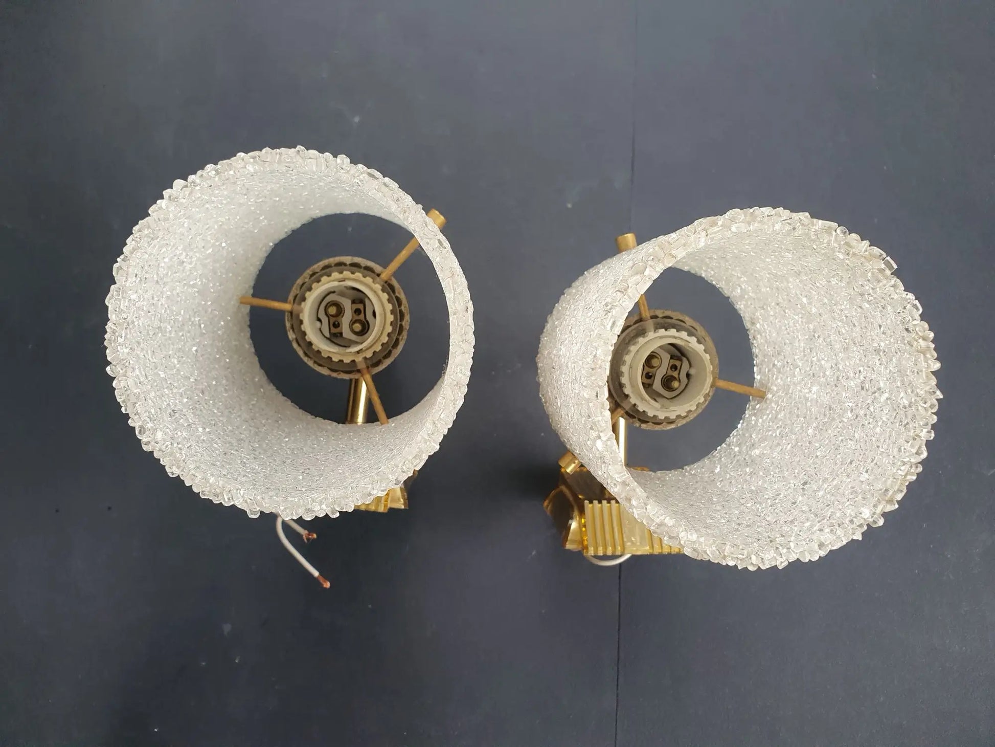 paire-appliques-murales-plastique-perspex-annees-70-vintage-dessus