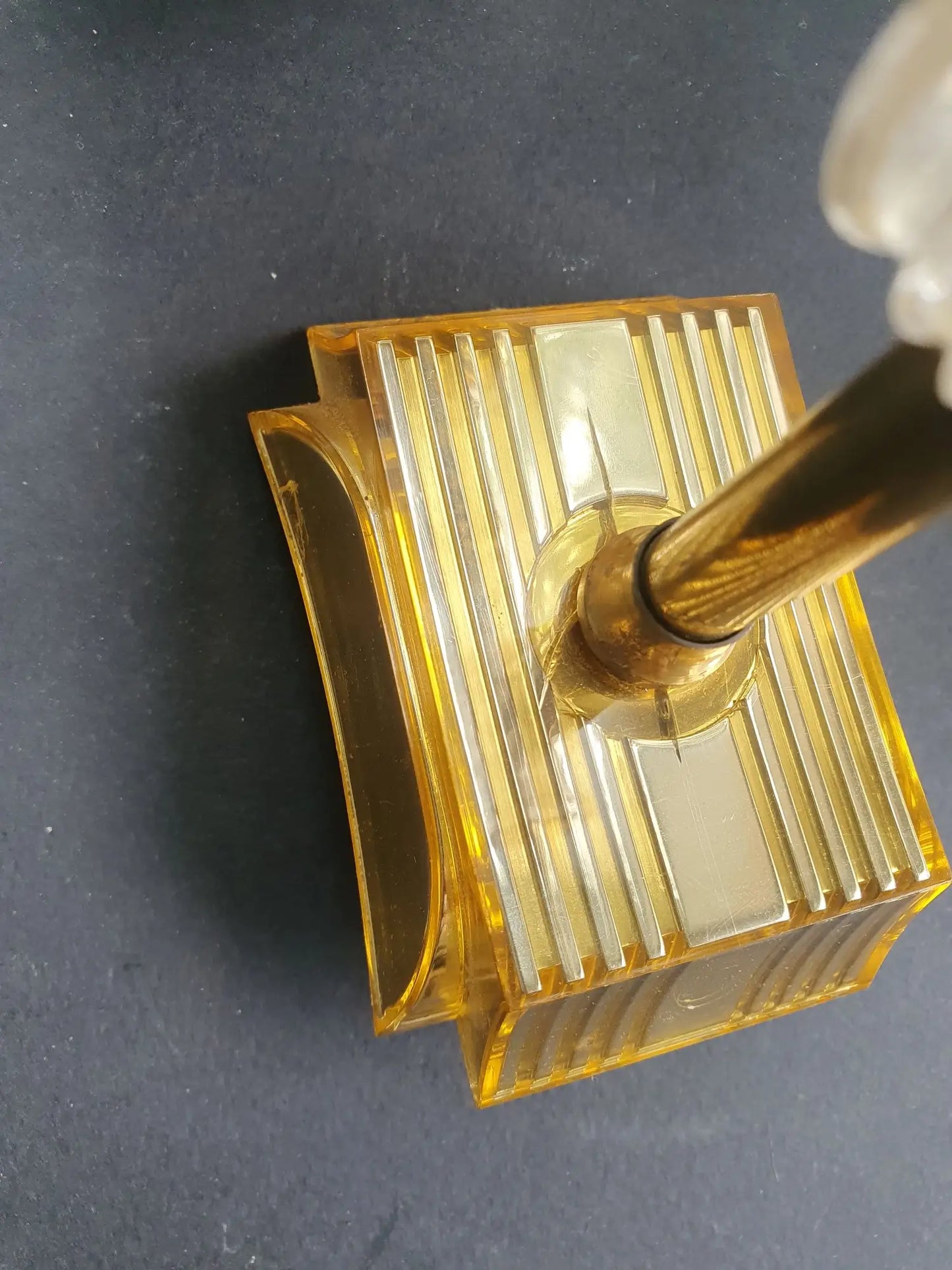 paire-appliques-murales-plastique-perspex-annees-70-vintage-detail-1