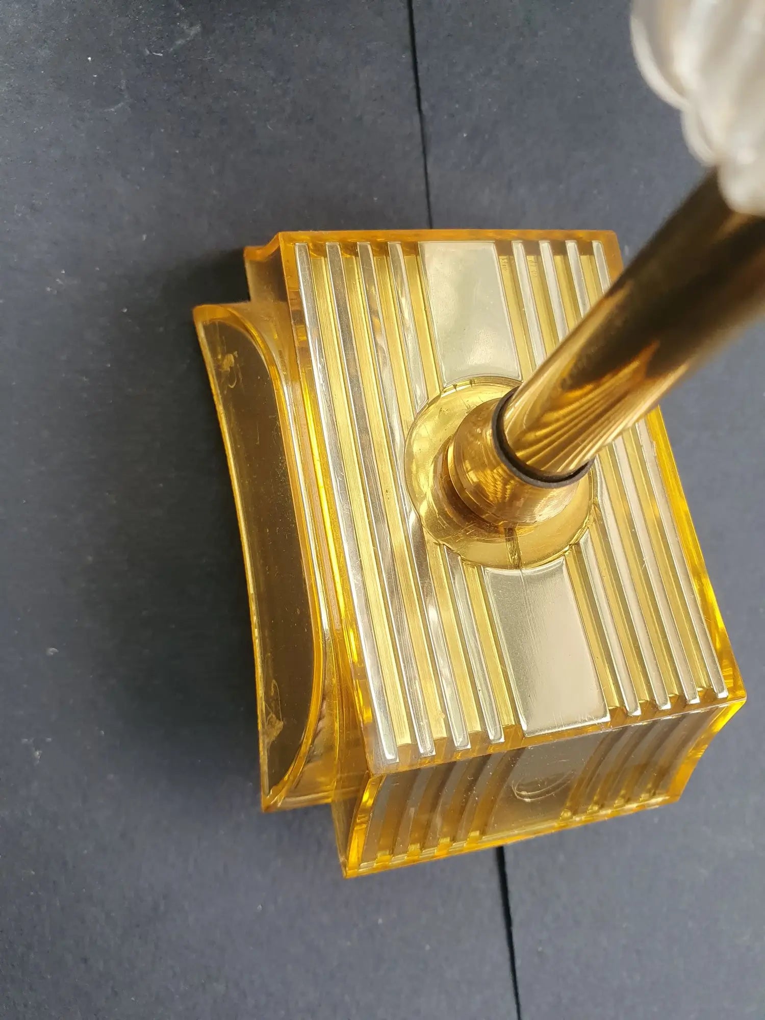 paire-appliques-murales-plastique-perspex-annees-70-vintage-detail-2