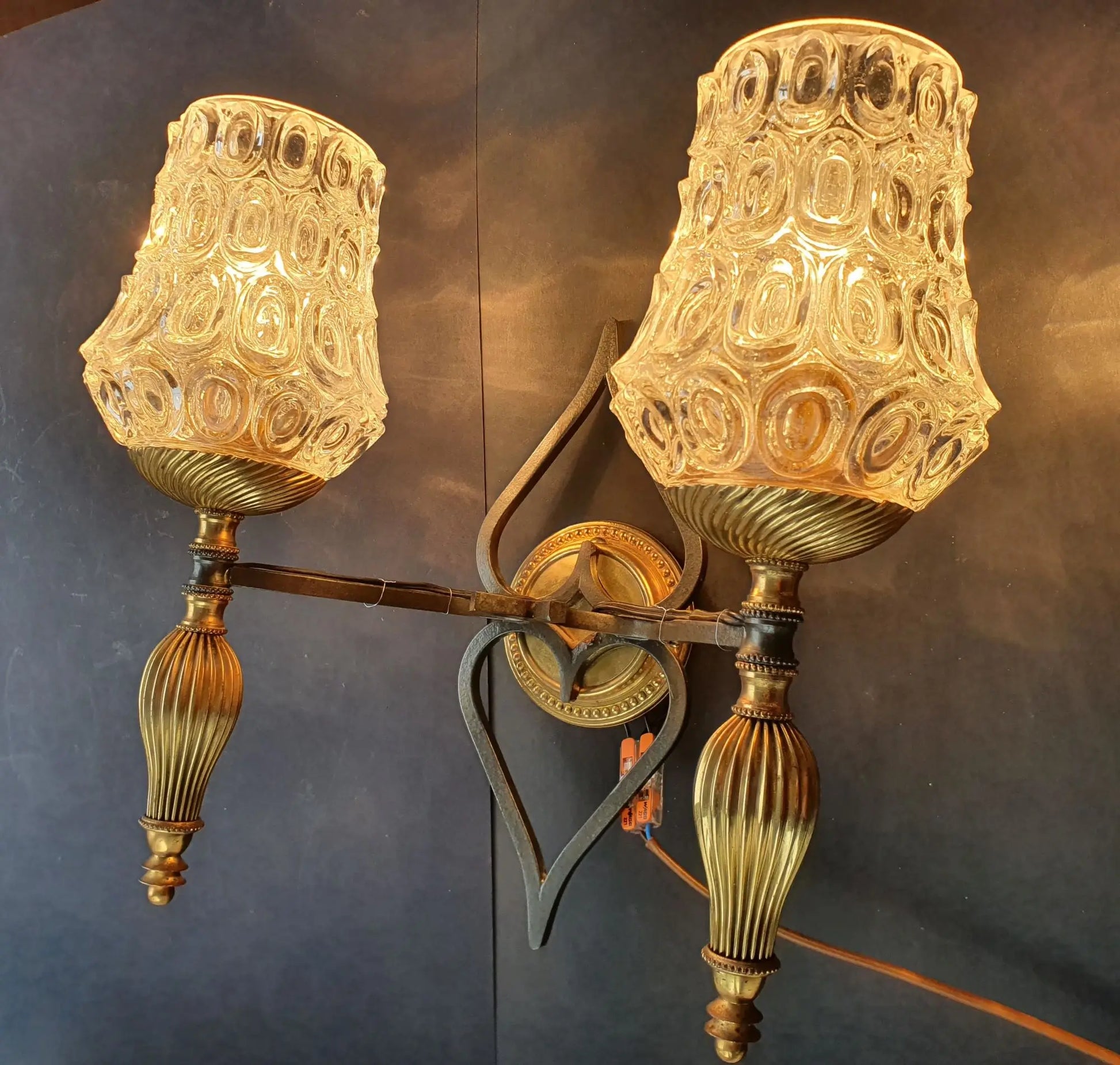 paire-appliques-murales-vintage-anciennes-dorees-allumee-3