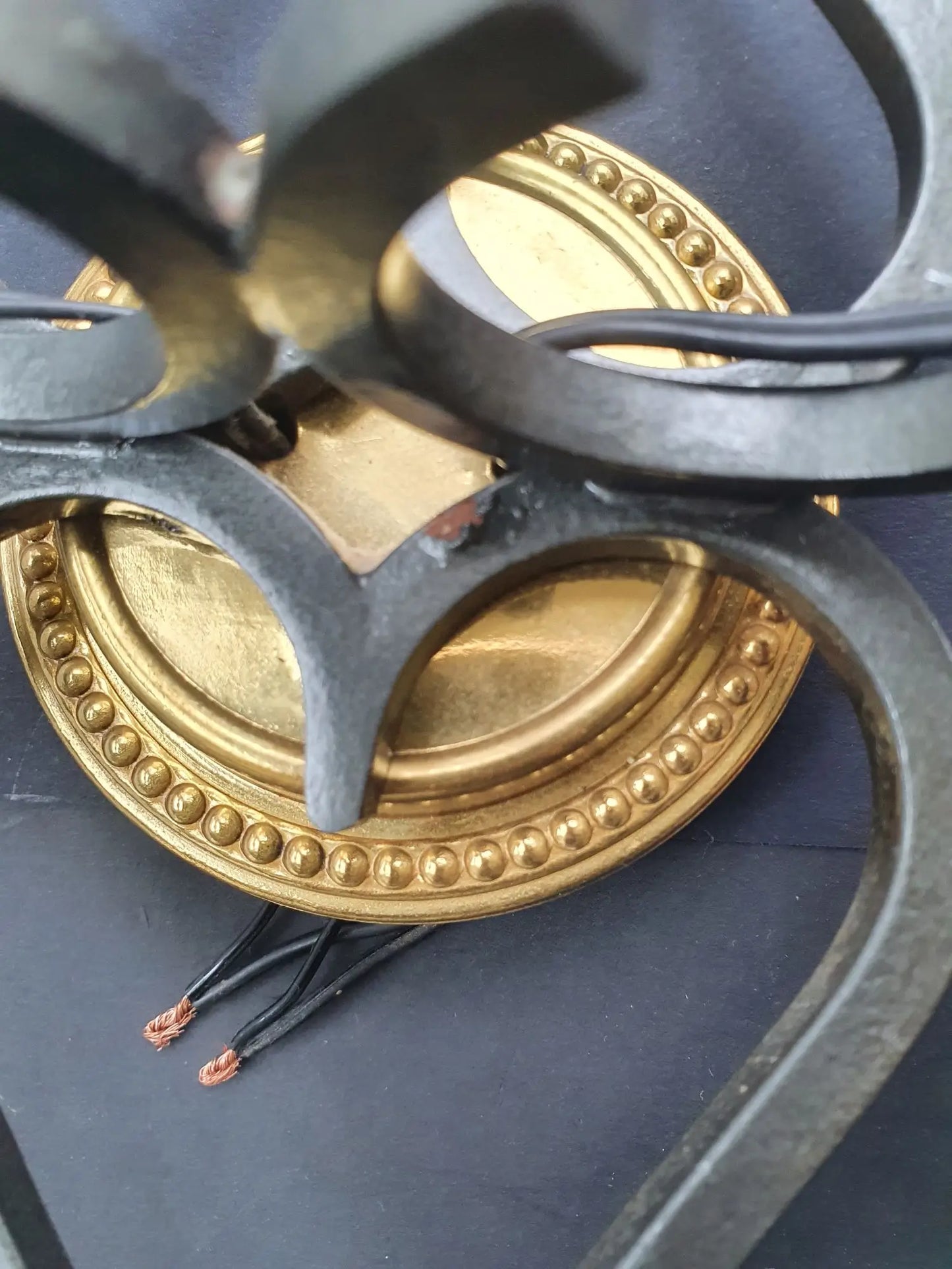 paire-appliques-murales-vintage-anciennes-dorees-detail-6