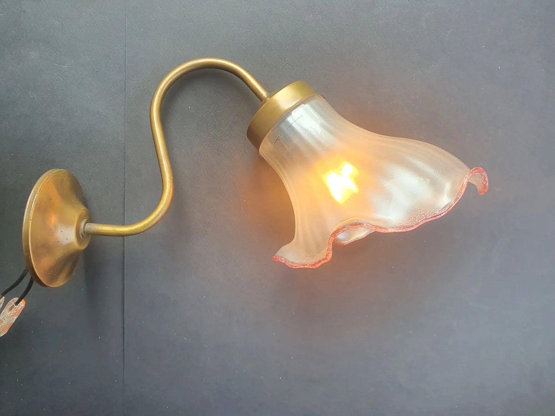 paire-appliques-murales-vintage-france-anciennes-art-deco-allumee-1