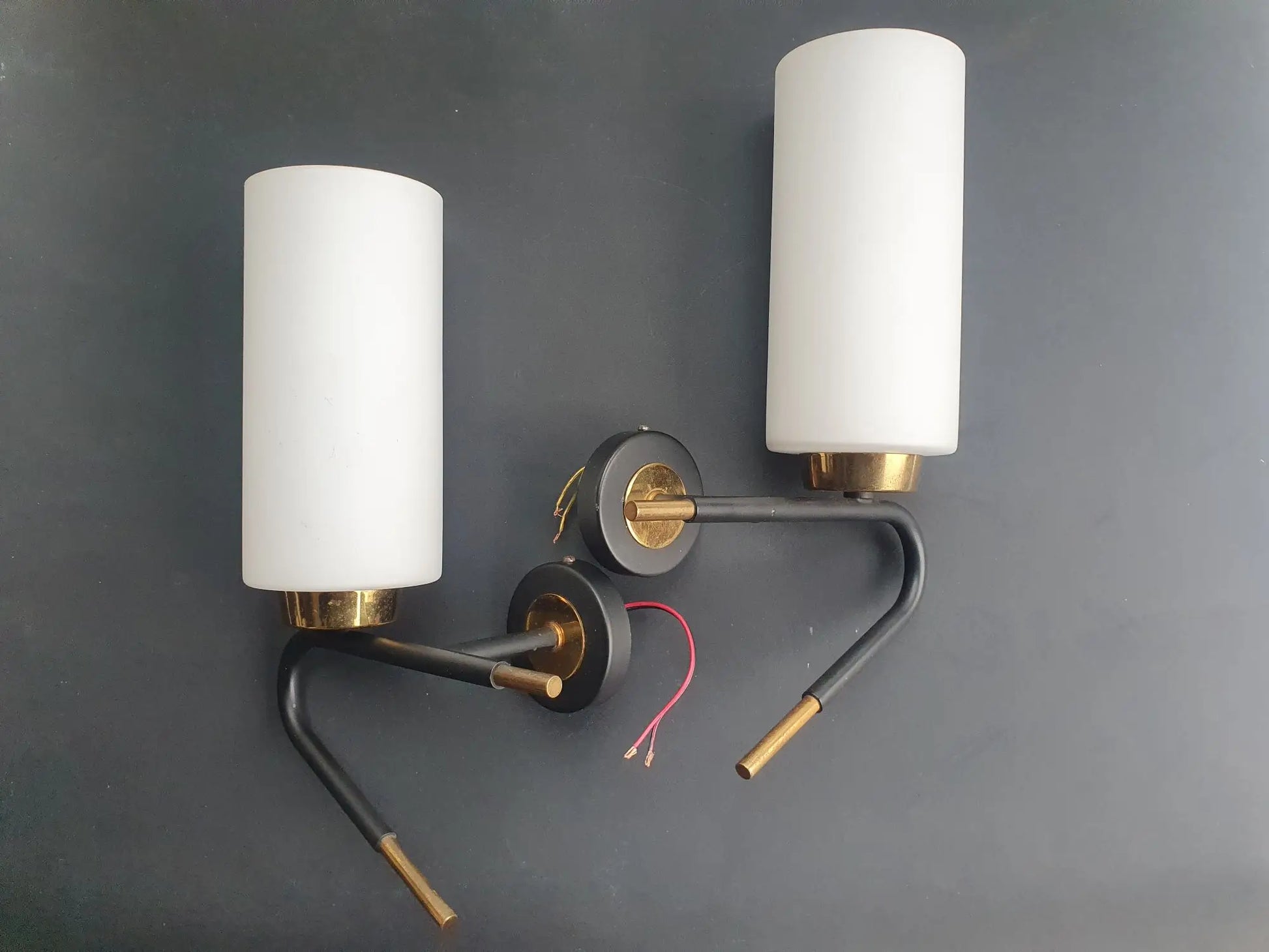 paire-appliques-murales-vintage-laiton-dore-verre-opalin-annees50-2