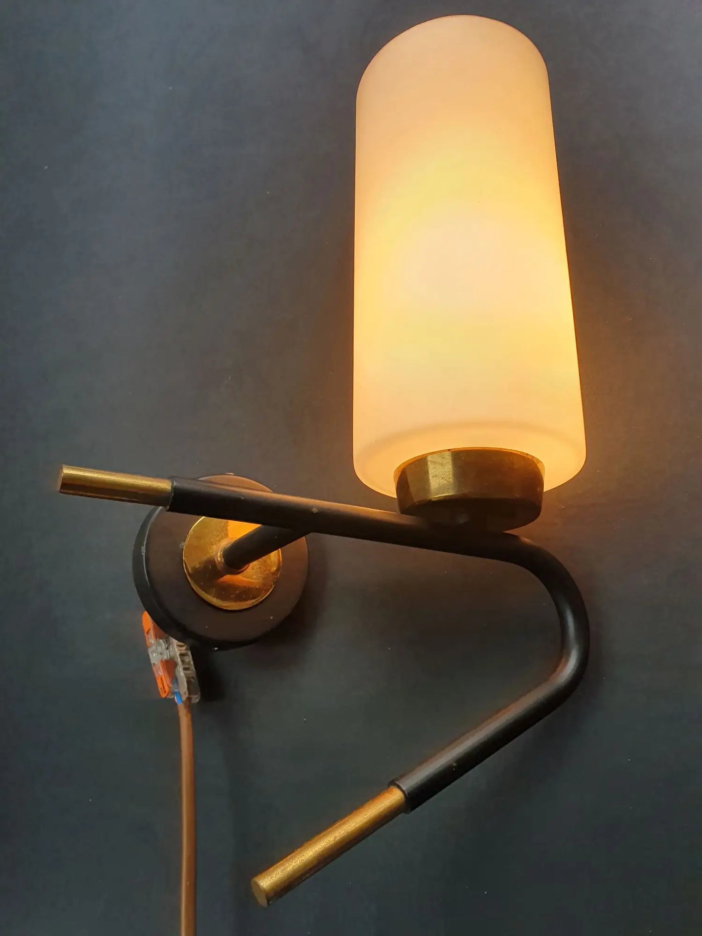 paire-appliques-murales-vintage-laiton-dore-verre-opalin-annees50-allumee-2