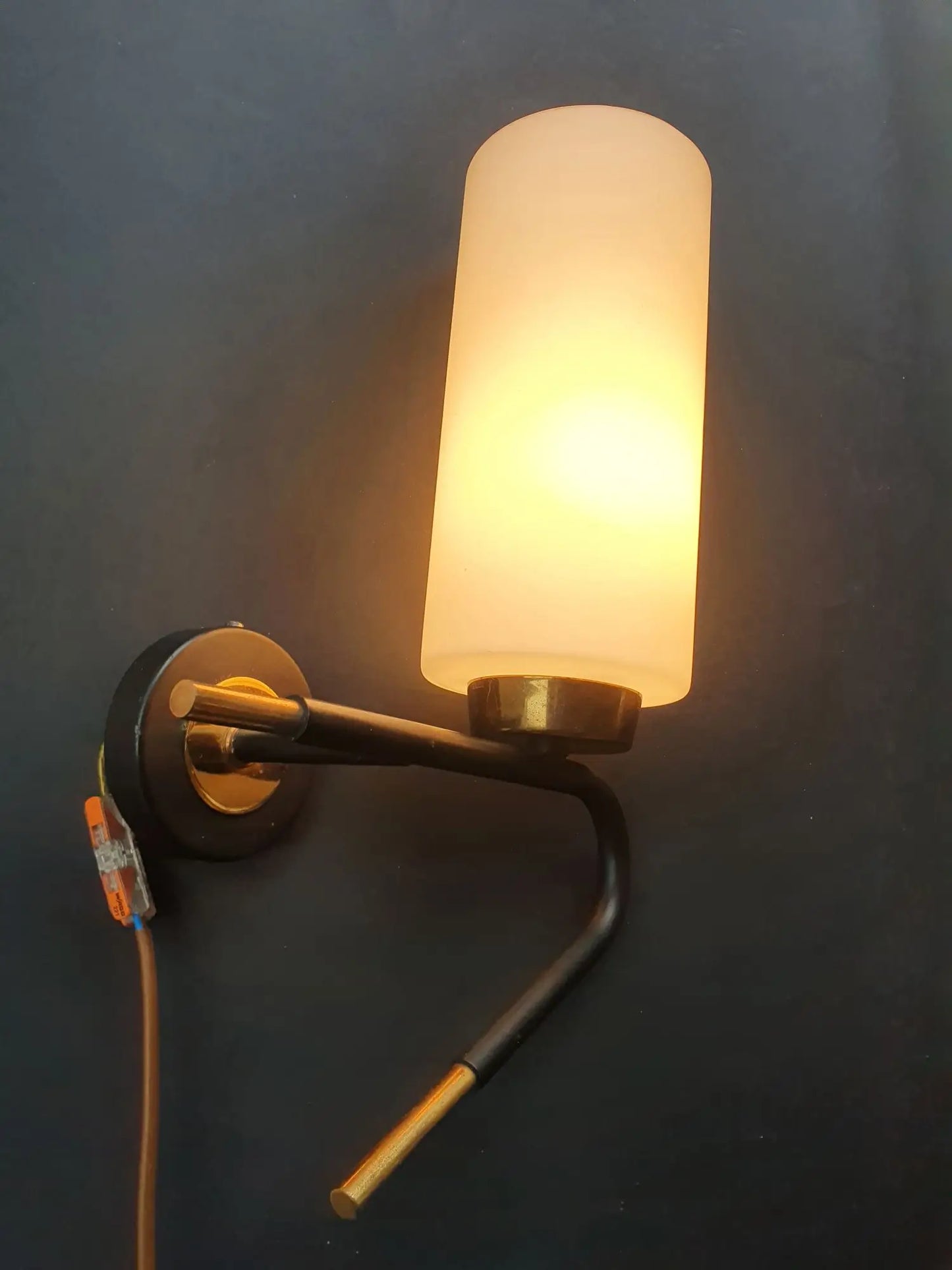 paire-appliques-murales-vintage-laiton-dore-verre-opalin-annees50-allumee-3