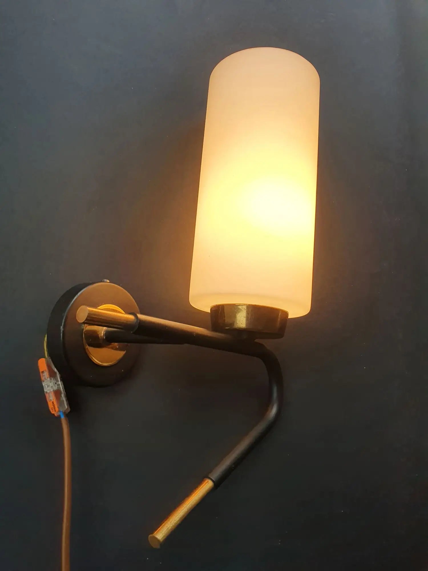 paire-appliques-murales-vintage-laiton-dore-verre-opalin-annees50-allumee-3