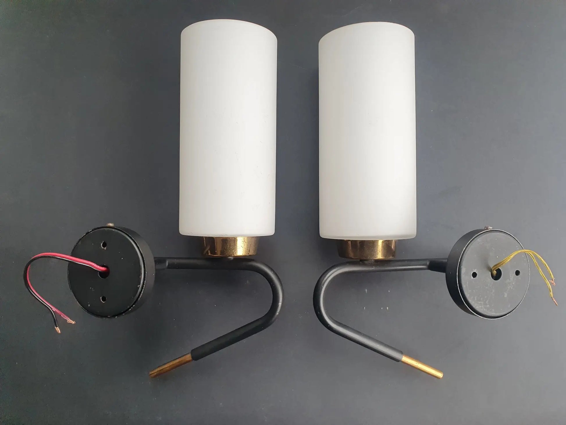 paire-appliques-murales-vintage-laiton-dore-verre-opalin-annees50-arriere