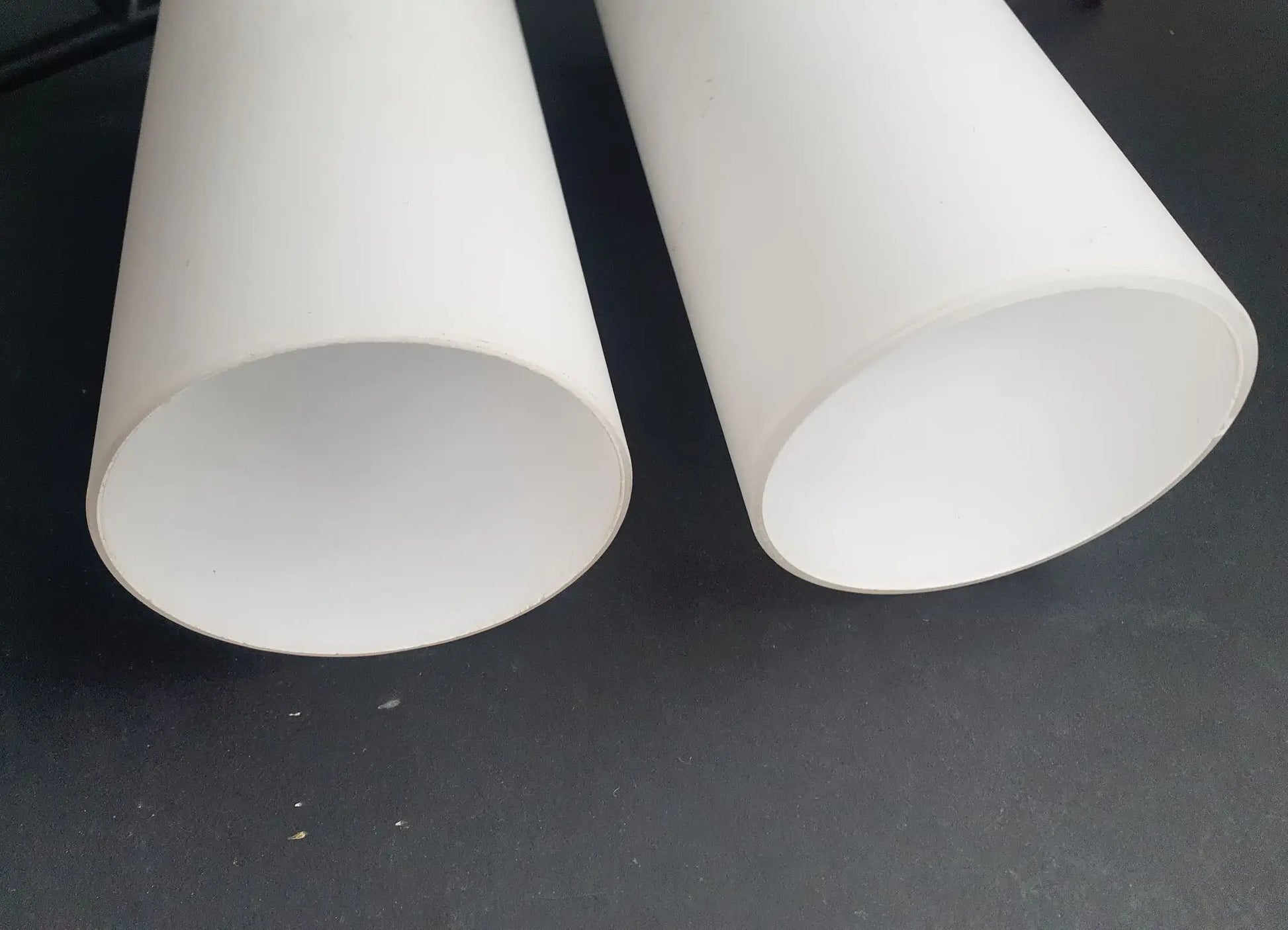 paire-appliques-murales-vintage-laiton-dore-verre-opalin-annees50-detail-1