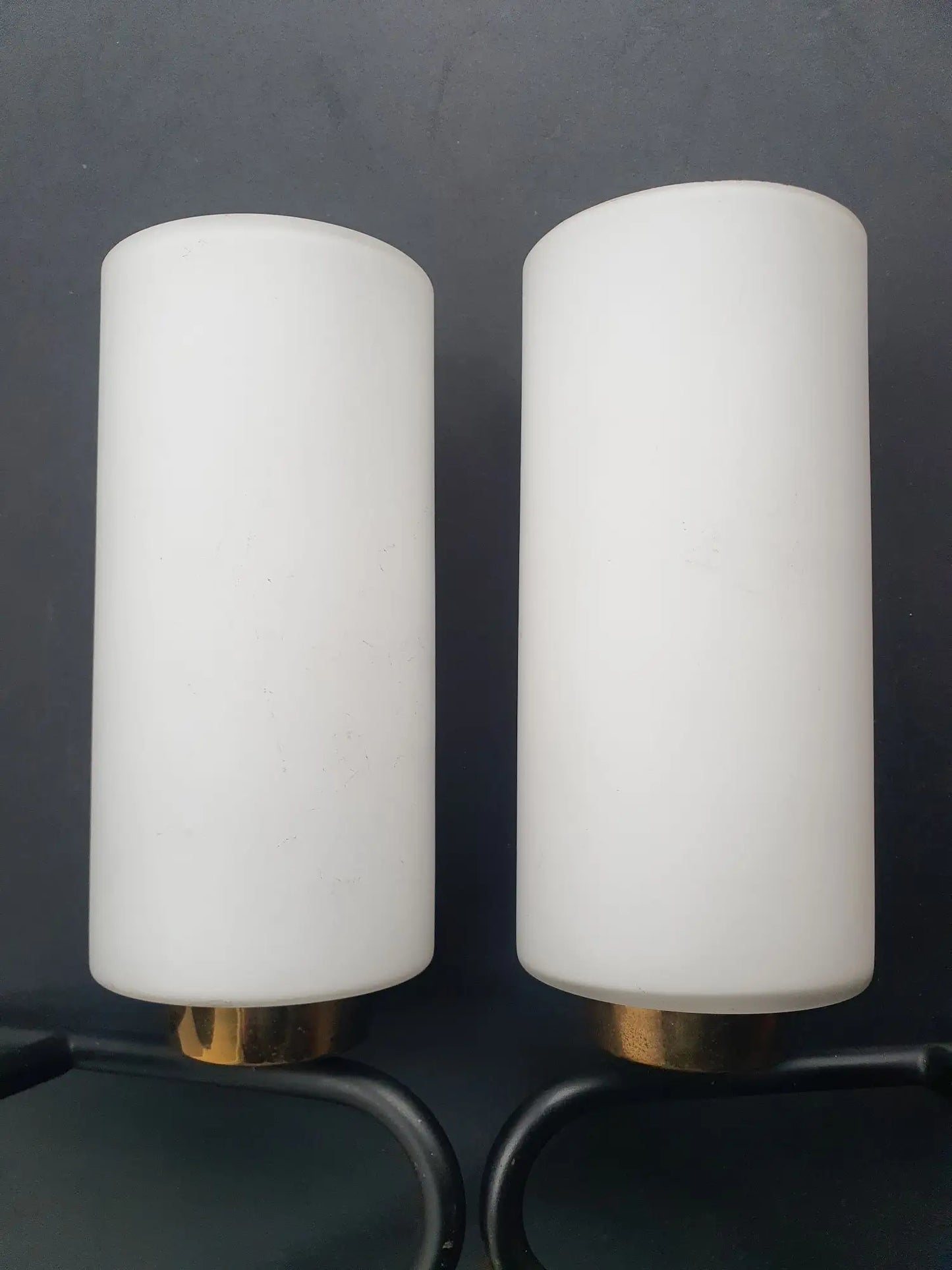 paire-appliques-murales-vintage-laiton-dore-verre-opalin-annees50-detail-2