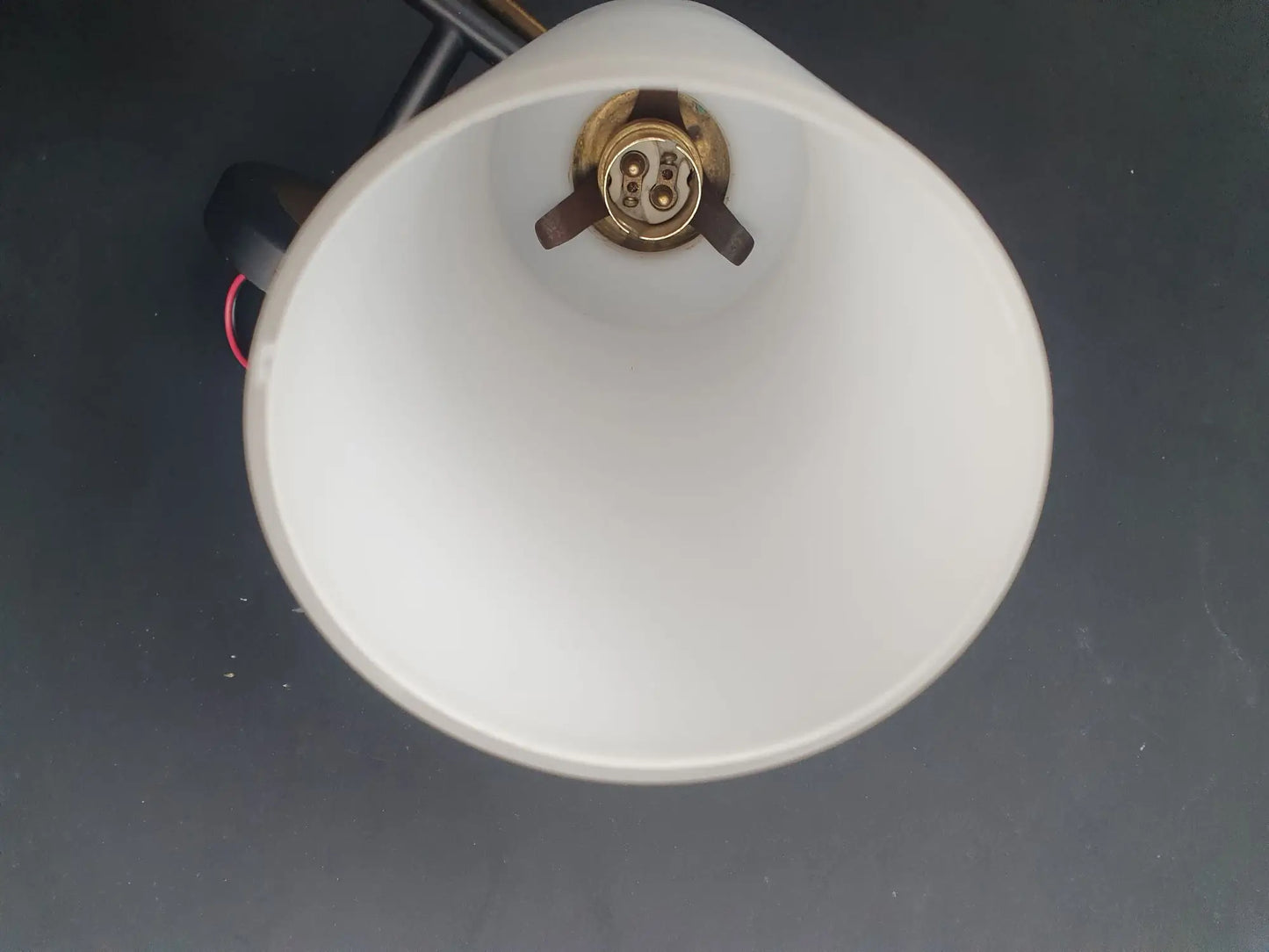 paire-appliques-murales-vintage-laiton-dore-verre-opalin-annees50-detail-3