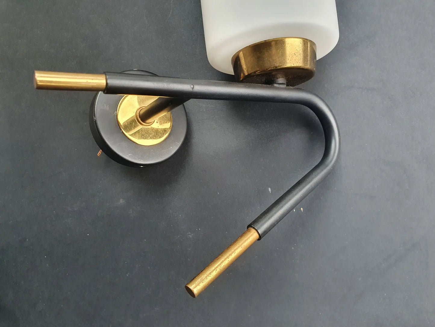 paire-appliques-murales-vintage-laiton-dore-verre-opalin-annees50-detail-5